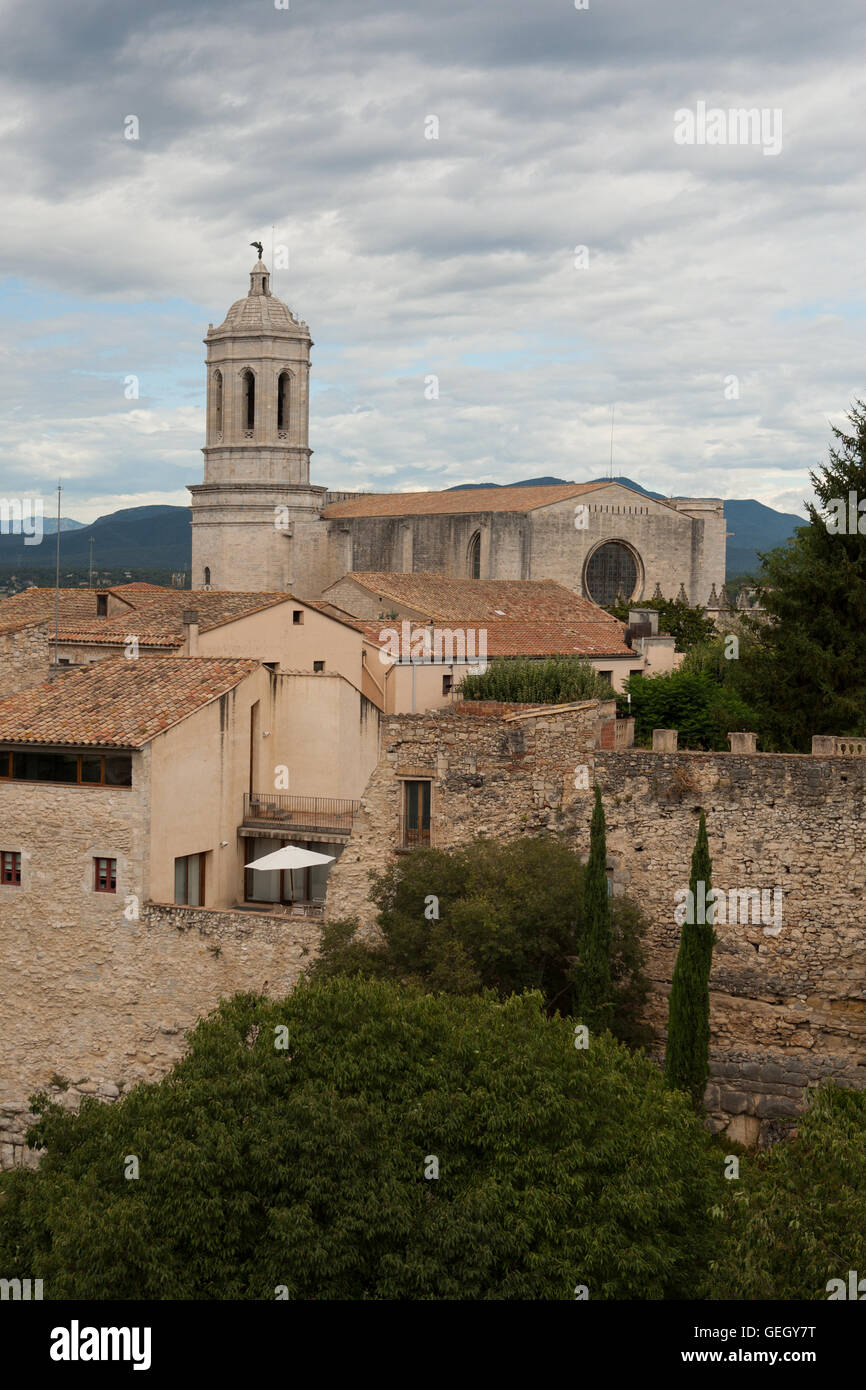 La cattedrale di Gerona, Gerona, Costa Brava, Spagna, visto dalle mura della città Foto Stock