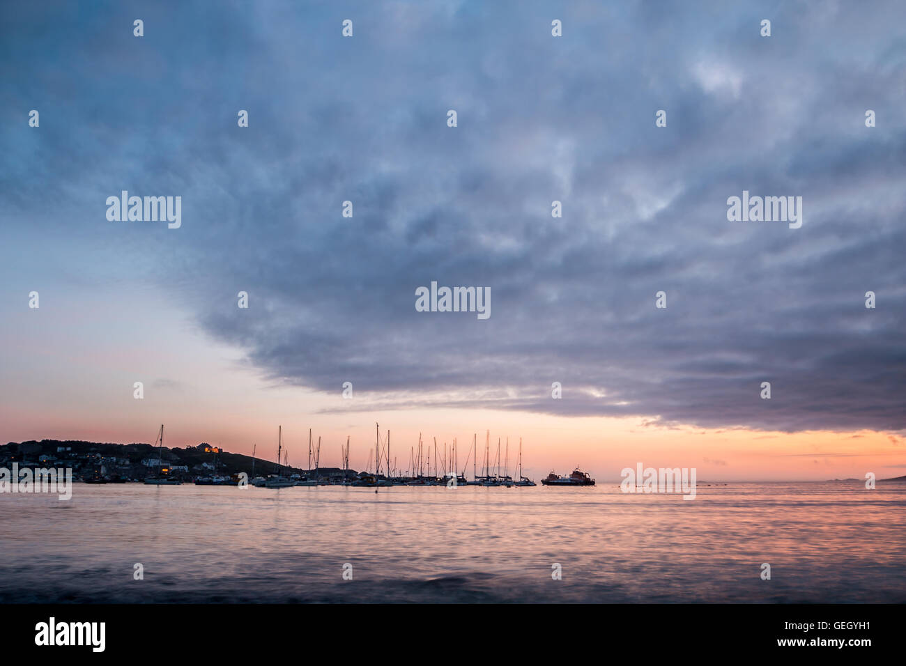 Hugh porto cittadino al tramonto, St Mary, Isole Scilly Foto Stock