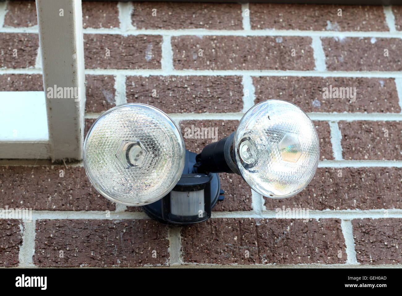La sicurezza domestica la luce del sensore all'esterno sul muro di mattoni in Melbourne Victoria Australia Foto Stock
