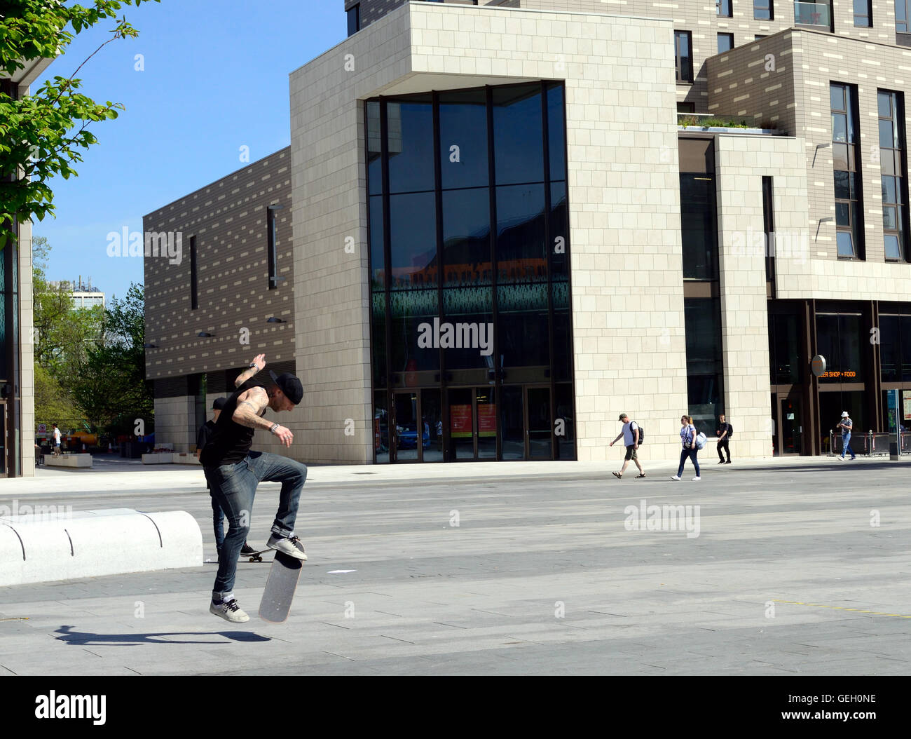 Giovane guidatore di skateboard in Southampton Guildhall Square. Foto Stock