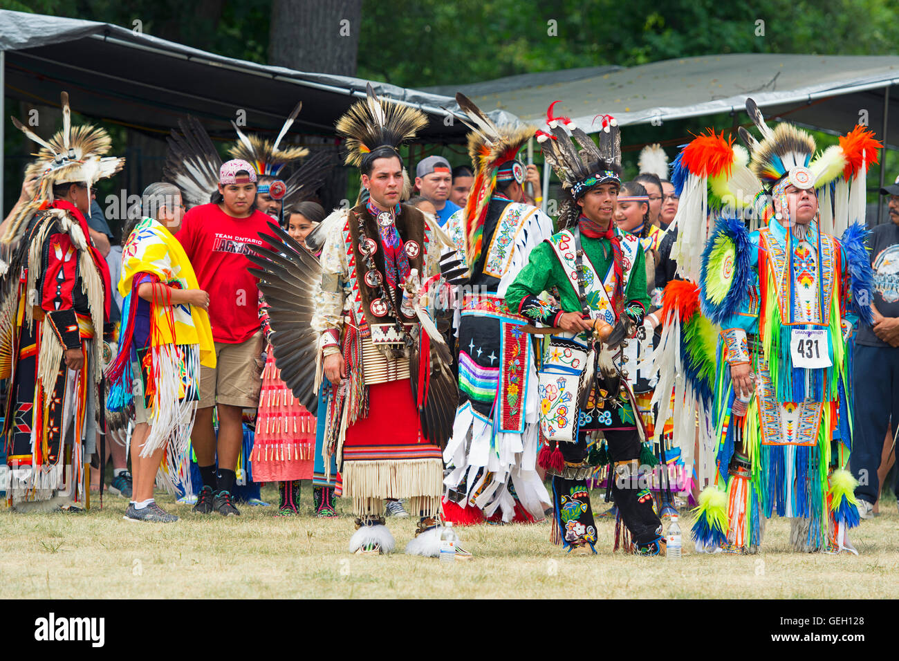 Pow Wow ballerino nativo nel tradizionale Regalia a Sei Nazioni del gran fiume campione dei campioni Powwow, Ohsweken Canada Foto Stock