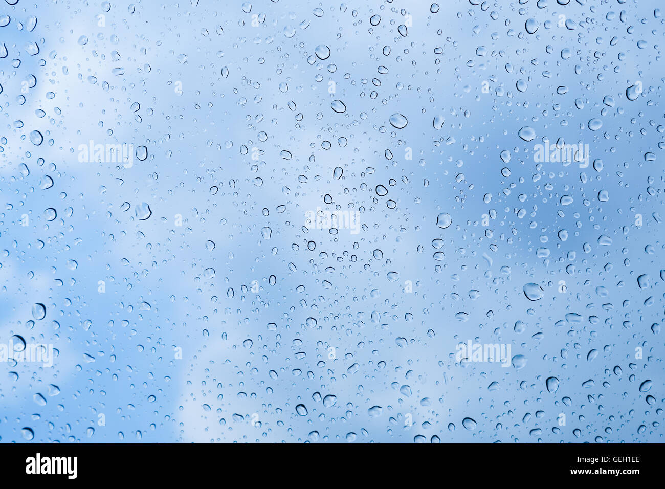 La pioggia caduta sul vetro con lo sfondo del cielo Foto Stock