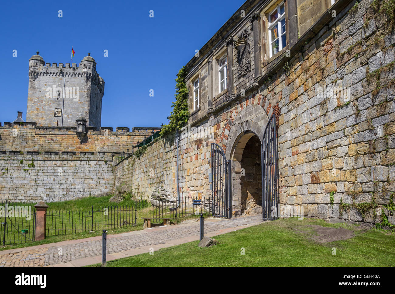 Cancello di ingresso e la torre della collina del castello in Bad Bentheim, Germania Foto Stock