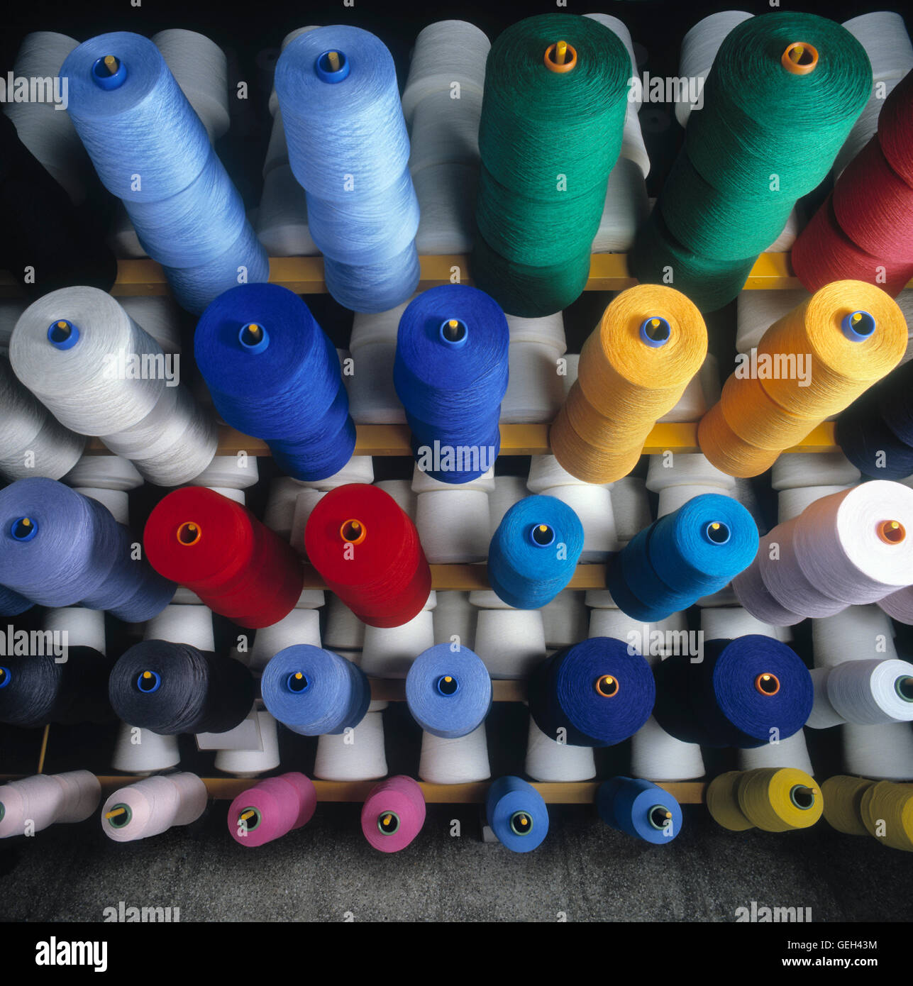 Filati colorati rocche in industria tessile. Foto Stock
