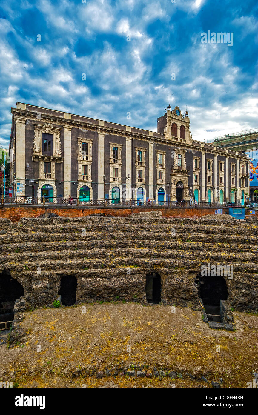 Sicilia Italia Catania - Anfiteatro Romano in Piazza Stesicoro e Palazzo Tezzano Foto Stock