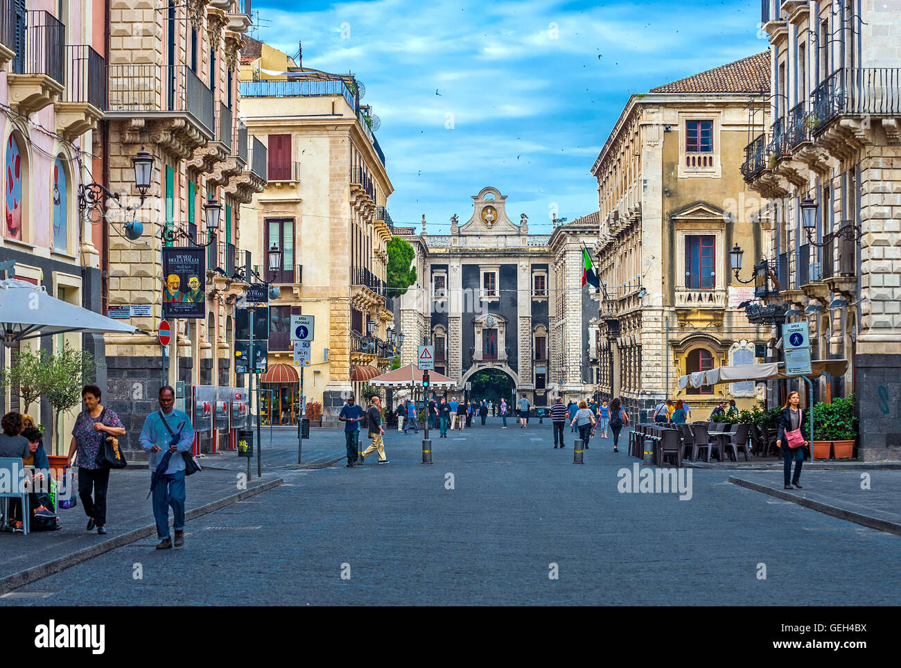 Sicilia Italia Catania - Via Etnea - sullo sfondo il seminario Foto Stock