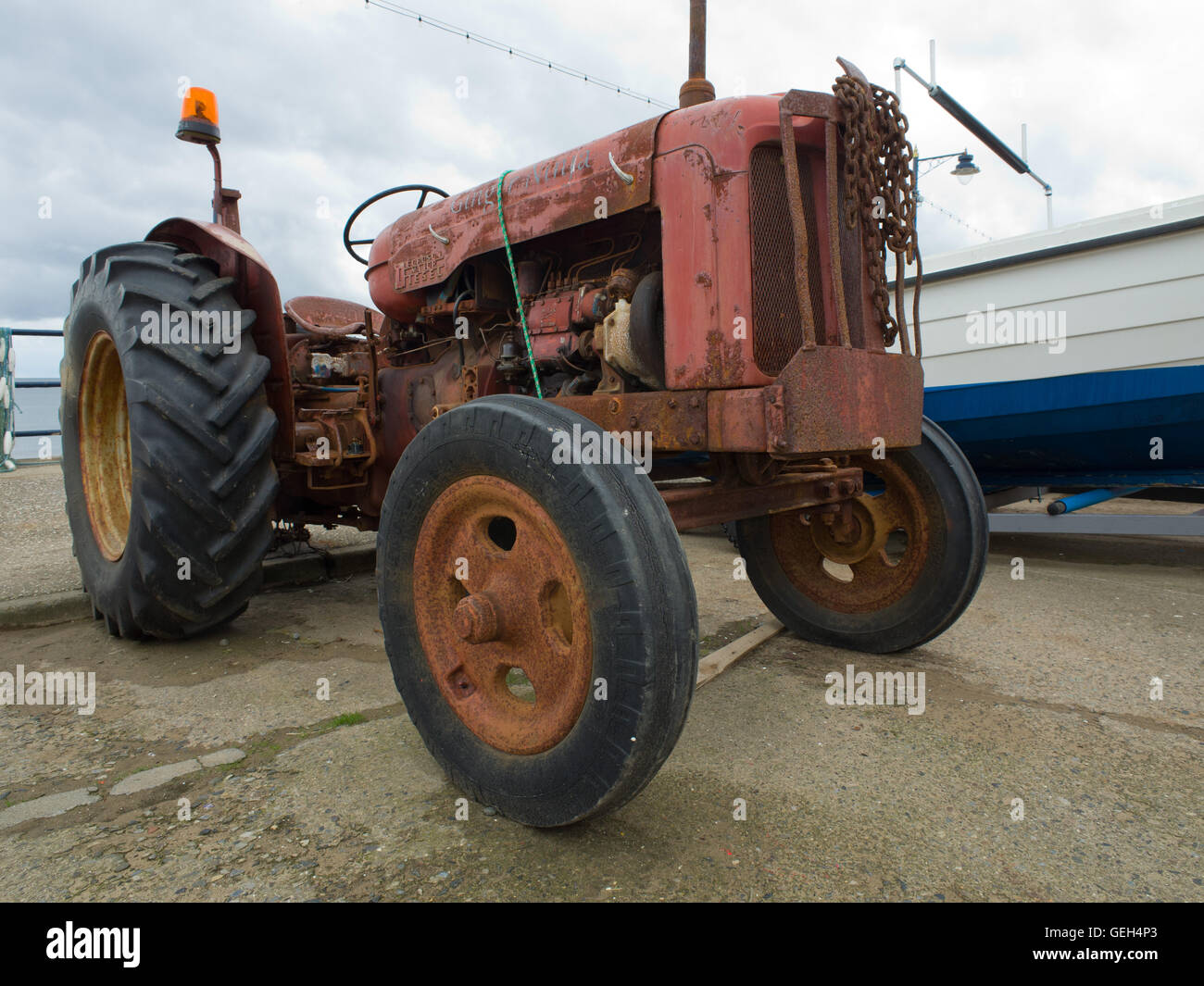 Vecchio trattore (Fordson Major)utilizzati per il traino di imbarcazioni da pesca, Filey North Yorkshire Regno Unito Foto Stock