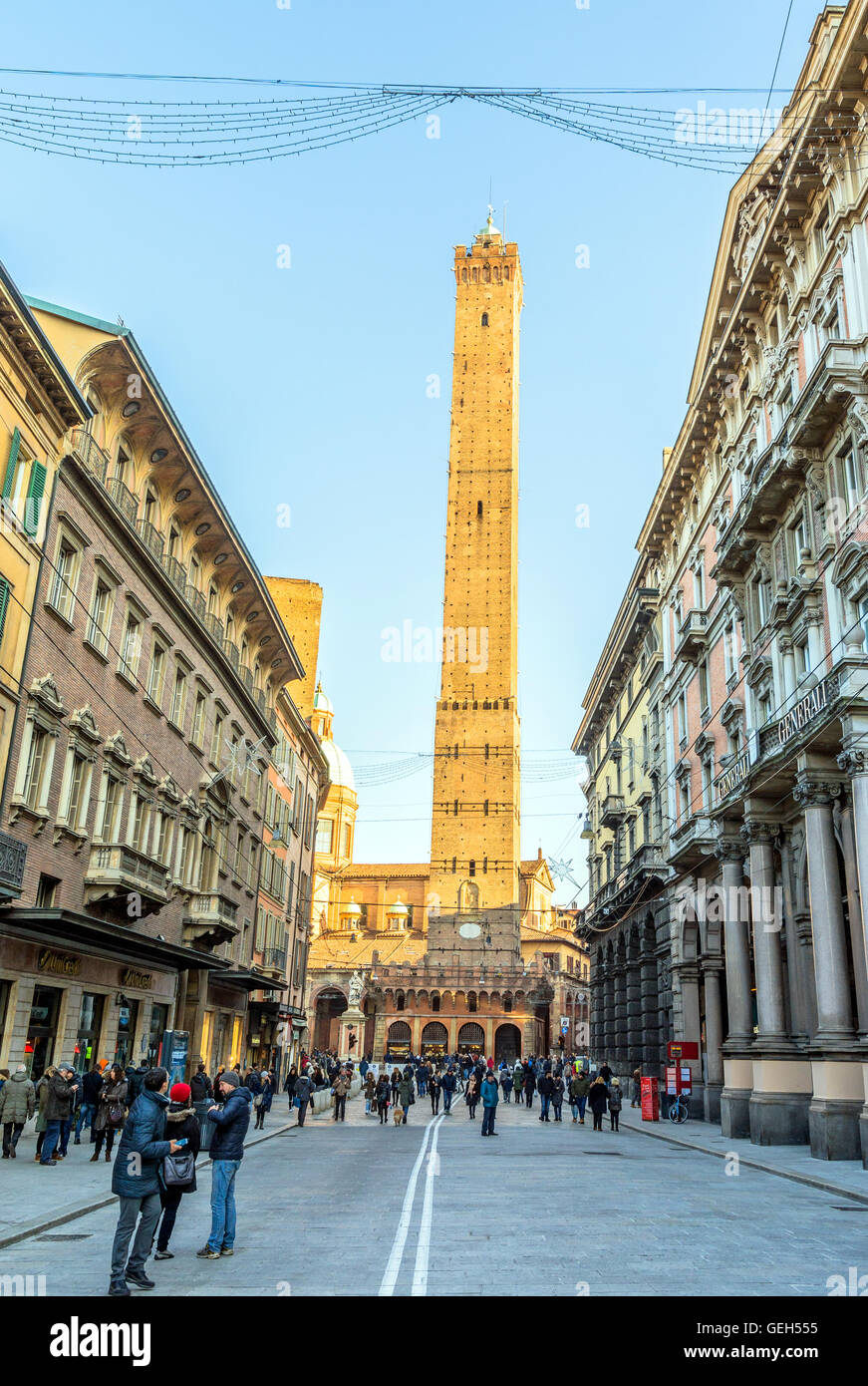 Street view con due torri di Bologna, Italia Foto Stock