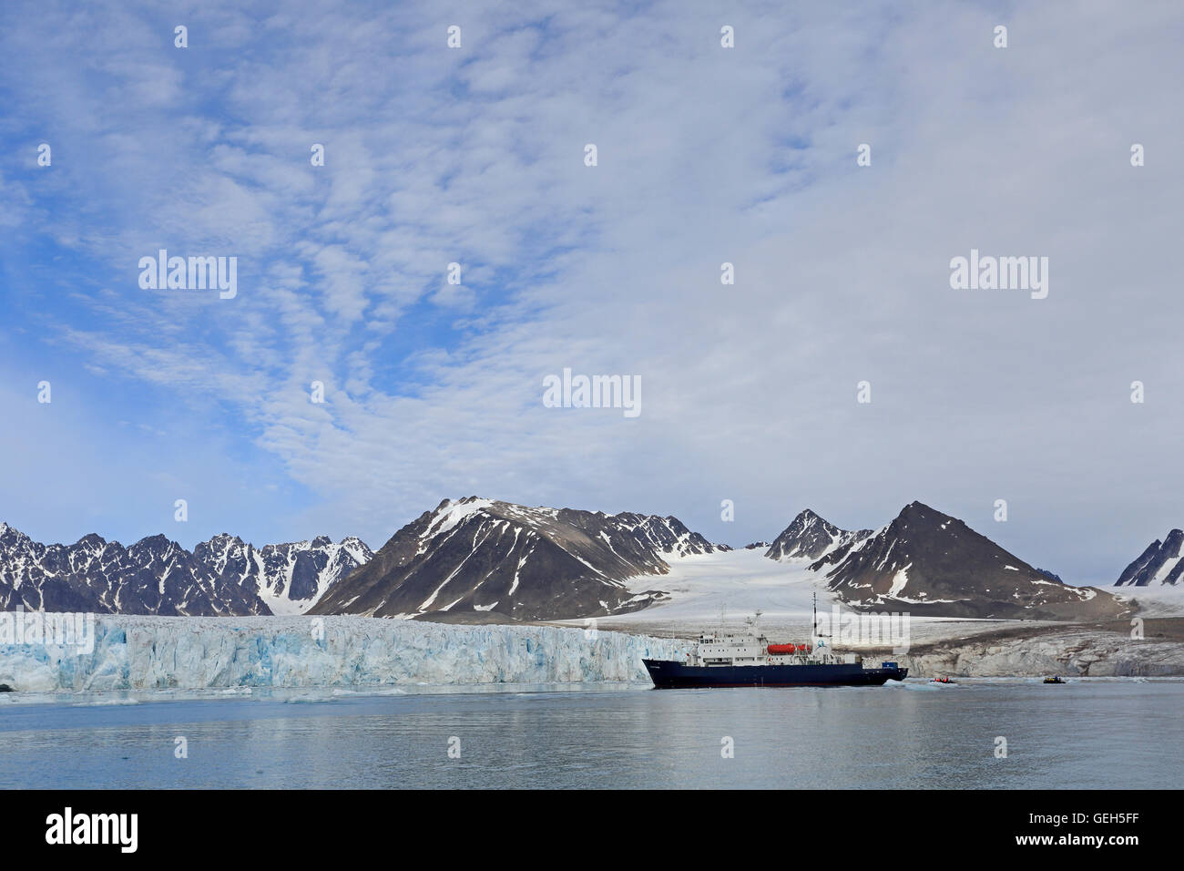 Pioneer polare artico di una nave da crociera di fronte del ghiacciaio Lilliehookbreen in Svalbard Foto Stock