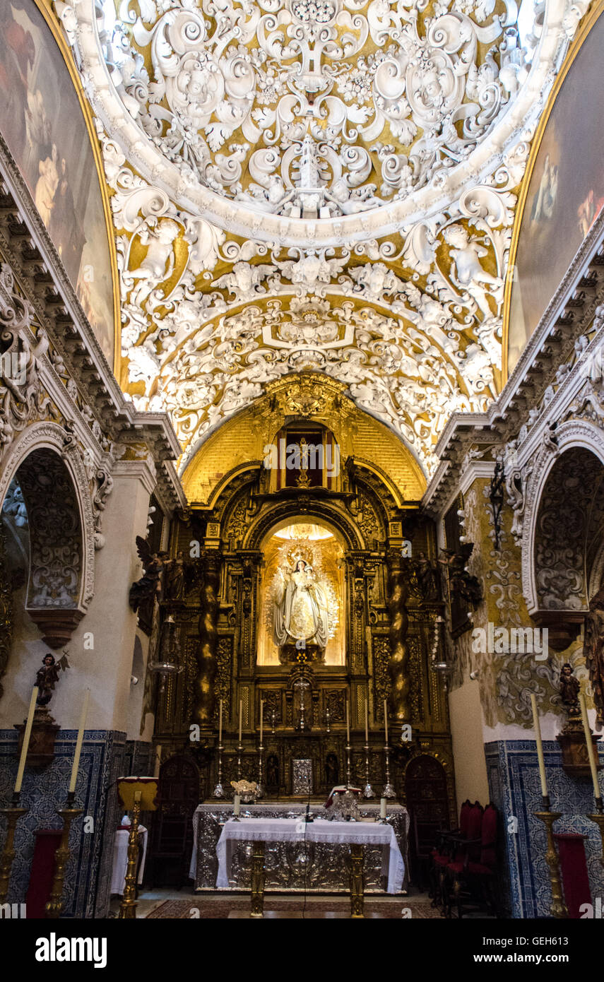 Un incredibile vista dalla chiesa barocca di Santa Maria la Blanca nella città di Siviglia, in Spagna, nella regione dell'Andalusia Foto Stock