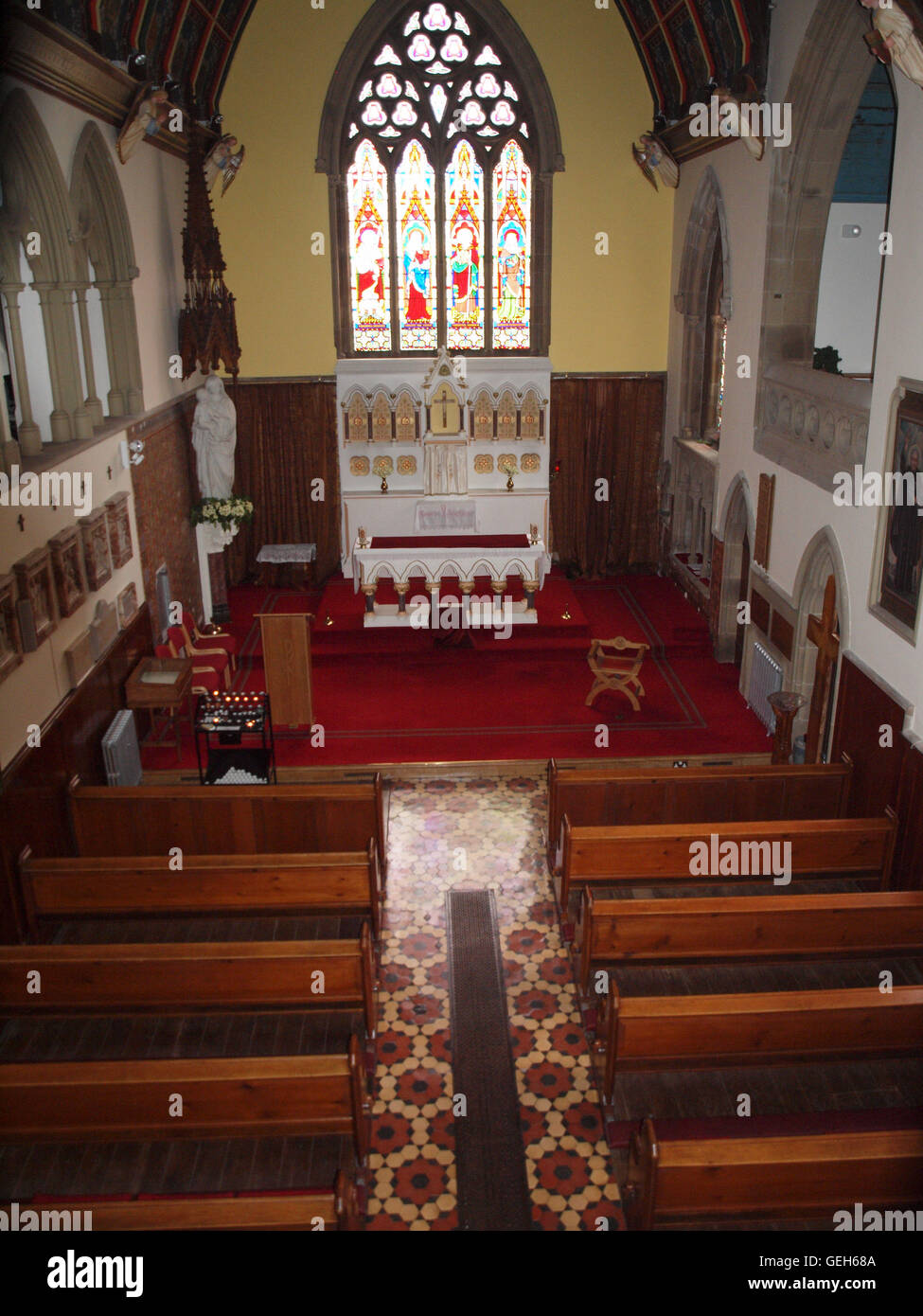 L interno e l esterno di 'St Elisabetta sua chiesa cattolica romana' a Ministeracres Retreat Center in Northumberland U.K. Foto Stock