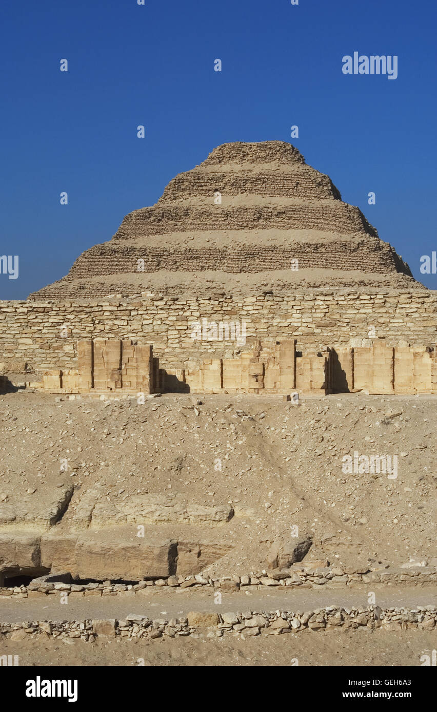 L'Egitto. Necropoli di Saqqara. La piramide di Djoser (Zoser) o passo piramide. Costruito nel 27 secolo A.C. come una sepoltura del faraone Djoser da Imhotep, suo visir. Terza dinastia. Antico Regno. Foto Stock