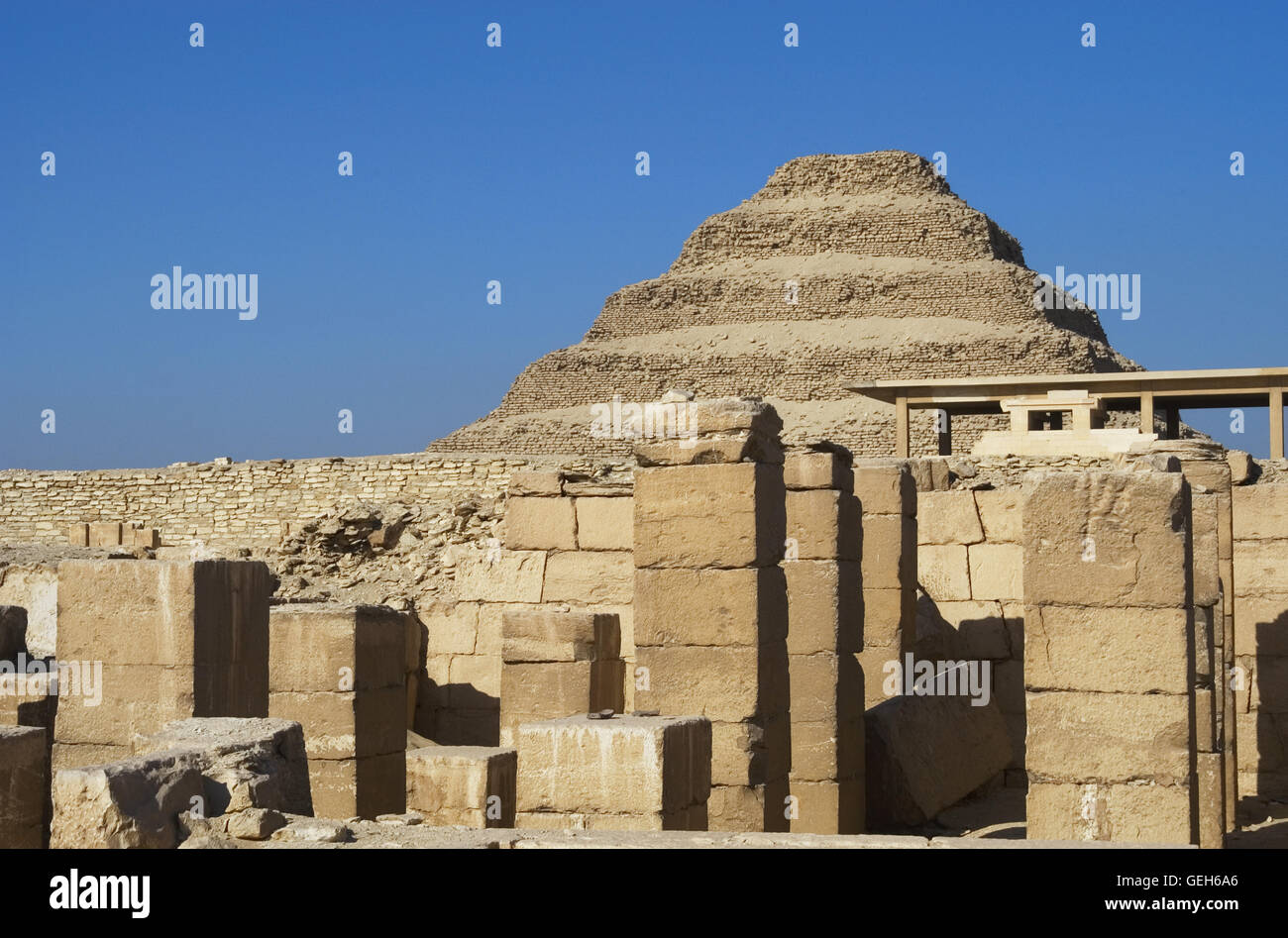 L'Egitto. Necropoli di Saqqara. La piramide di Djoser (Zoser) o passo piramide. Costruito nel 27 secolo A.C. come una sepoltura del faraone Djoser da Imhotep, suo visir. Terza dinastia. Antico Regno. Foto Stock