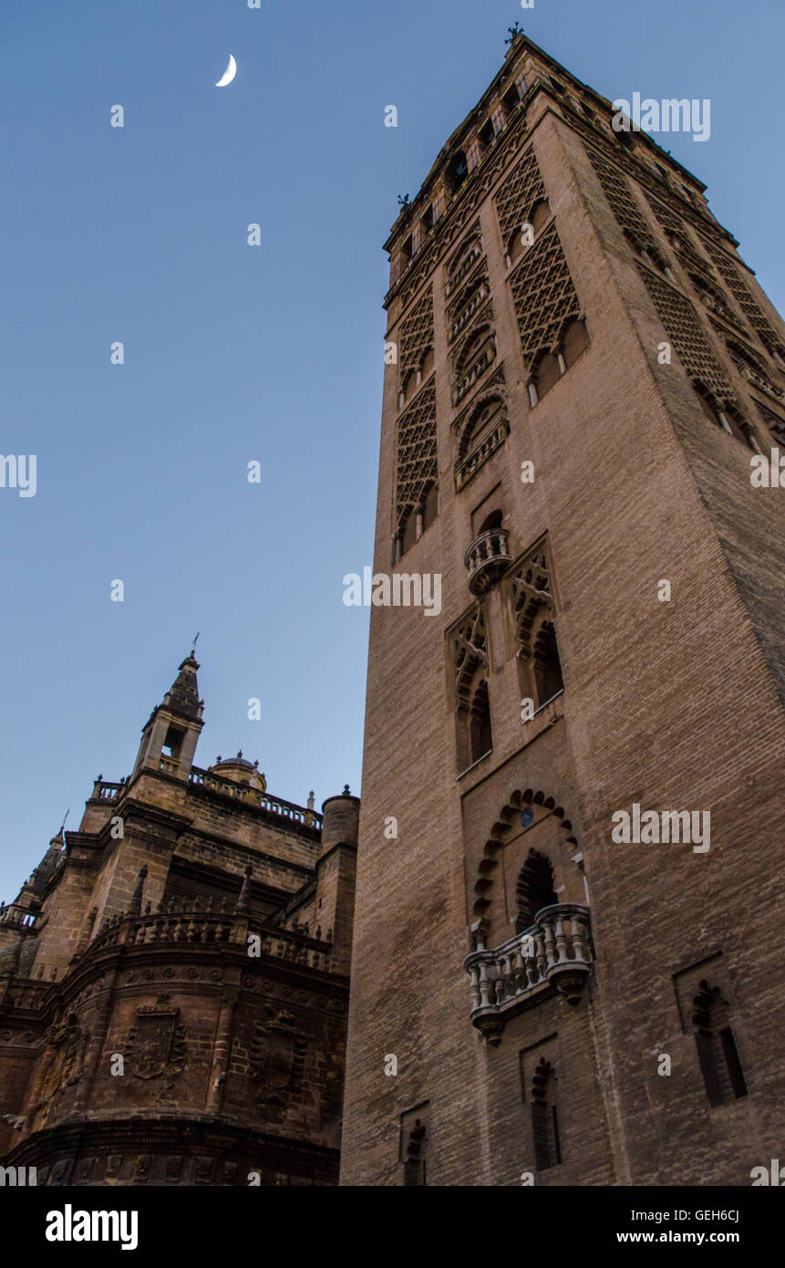 La Giralda, la torre campanaria della cattedrale di Siviglia, in Spagna, una delle più grandi chiese del mondo e uno straordinario esempio di architettura almohade Foto Stock