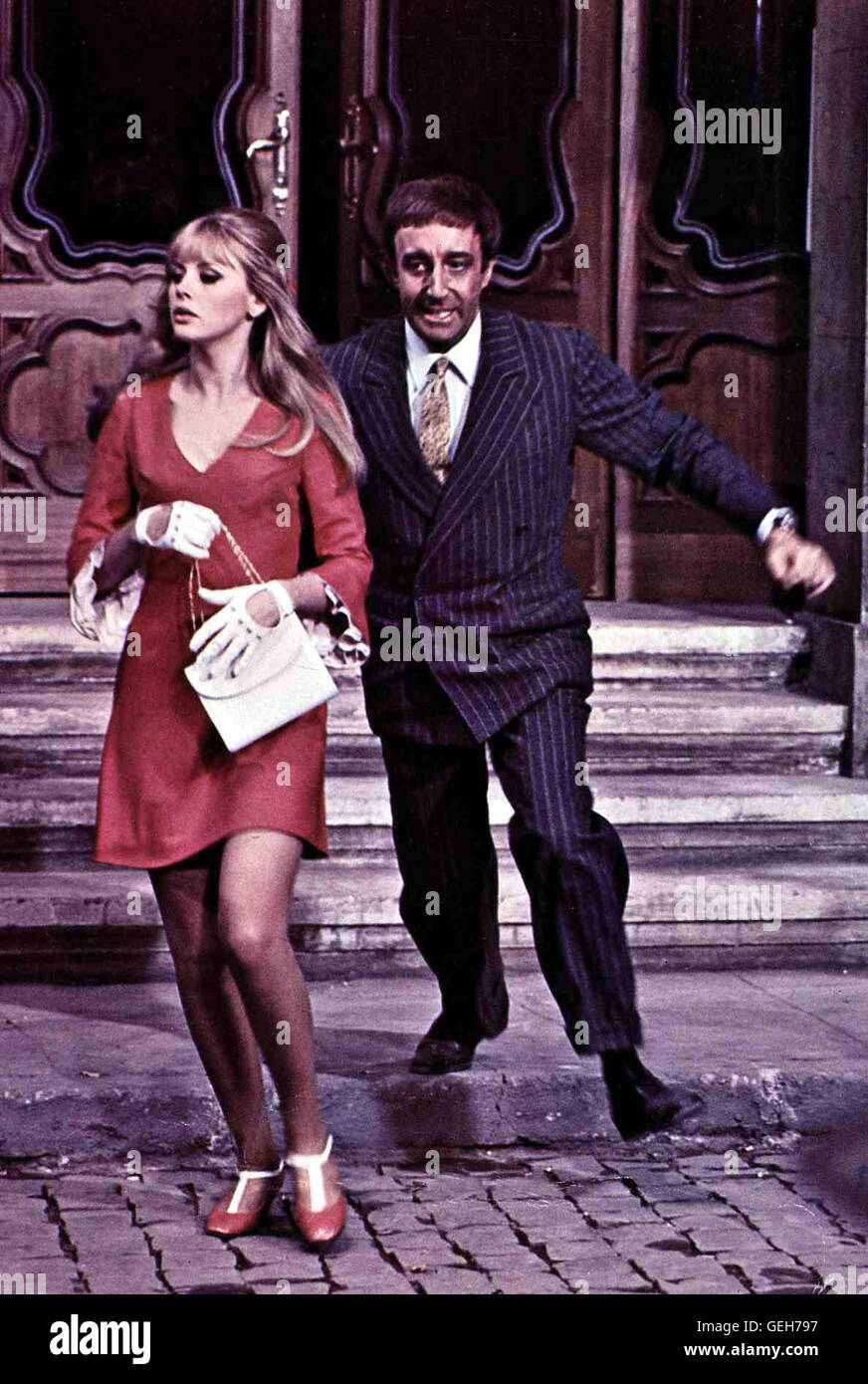 Britt Ekland, Peter Sellers Theaterdirektor Carbonell sarà ihm aber nur einen Vertrag geben, wenn Juan (Peter Sellers) es schafft, die luxusverwöhnte Olympia (Britt Ekland) innerhalb von drei Tagen zu erobern. *** Caption locale *** 1966, Bobo, BOBO ist der Grösste Foto Stock
