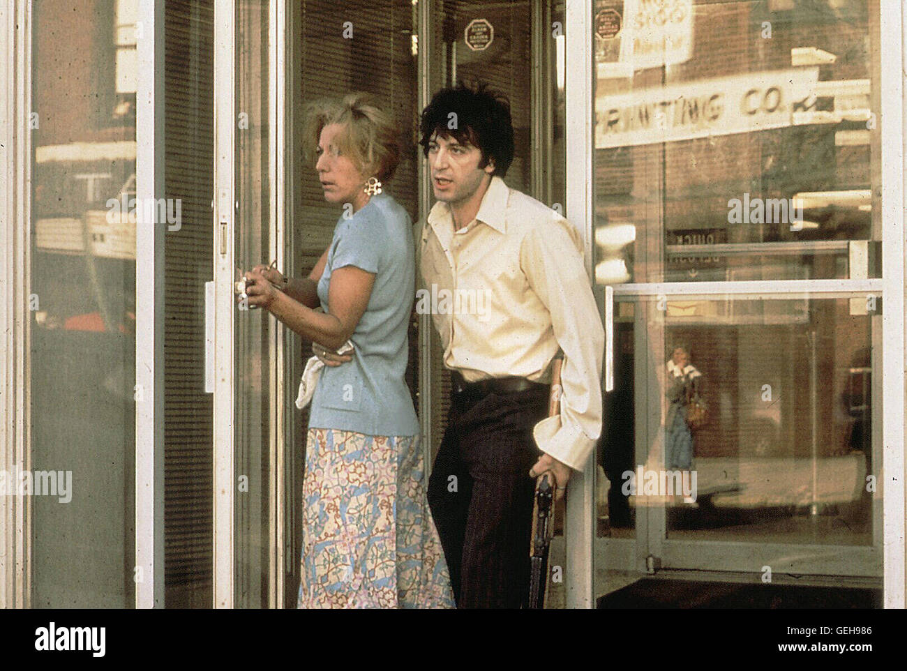 Penny Allen, Al Pacino Sonny (Al Pacino,r) mit Geisel Sylvia (Penny Allen) *** Caption locale *** 1975, Cane giorno pomeriggio, Hundstage Foto Stock