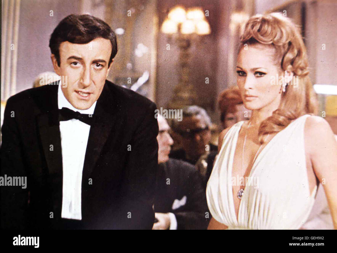 Peter Sellers, Ursula Andress Die Superagenten Evelyn tremare (Peter Sellers) und Vesper Lynd (Ursula Andress) sollen eine weltbedrohende ausschalten dell'organizzazione. *** Caption locale *** 1966, 1960er, sessanta, Bond Girl, Casino Royale, pellicola, Casino Royale Foto Stock