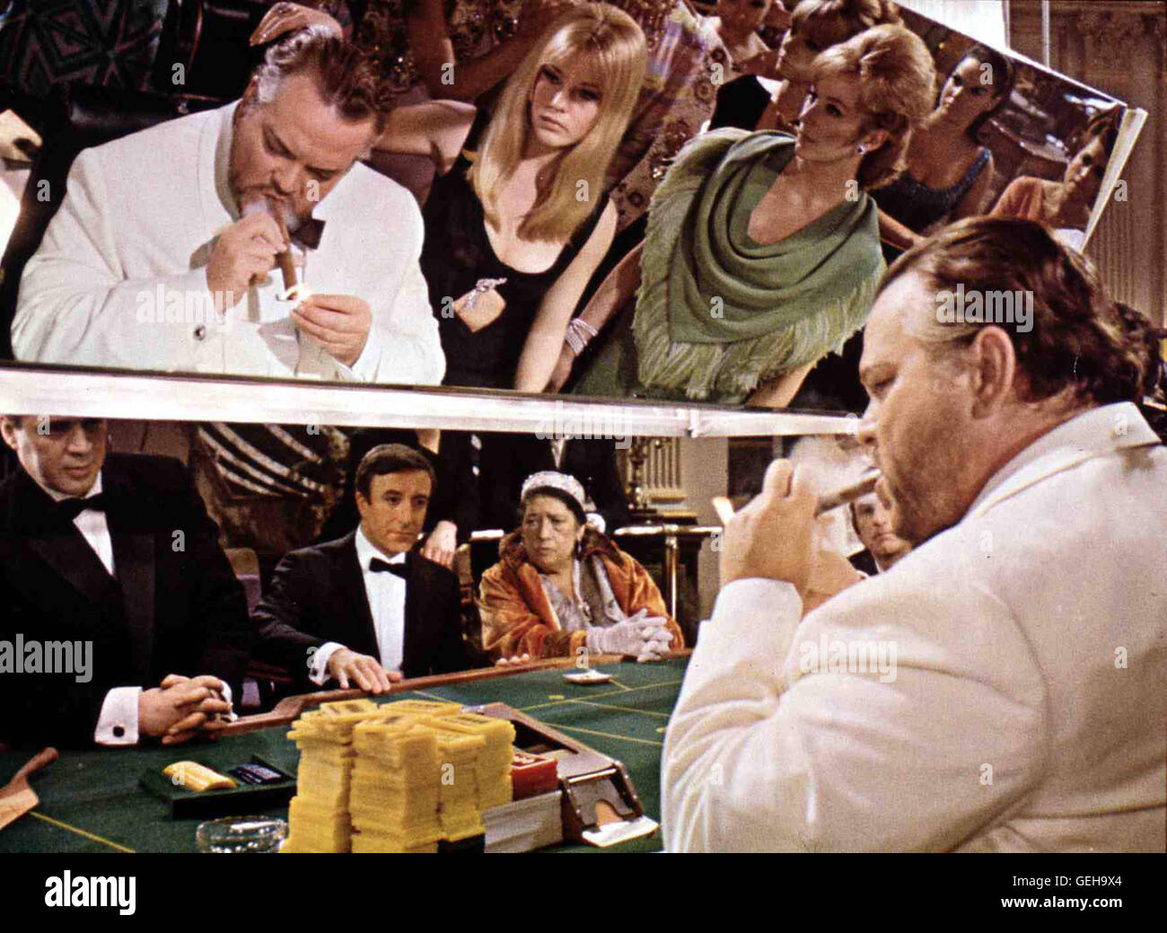 ?, Peter Sellers, ?, Orson Welles Da er den Ruf geniesst, der beste Baccara-Spieler der Welt zu sein, wird Evelyn tremare (Peter Sellers,2vl) auf Le Chiffre (Orson Welles, r)- gesetzt: Am Spieltisch soll er ihn in den rovina treiben. *** Caption locale *** 1966, Casino Royale, Casino Royale Foto Stock