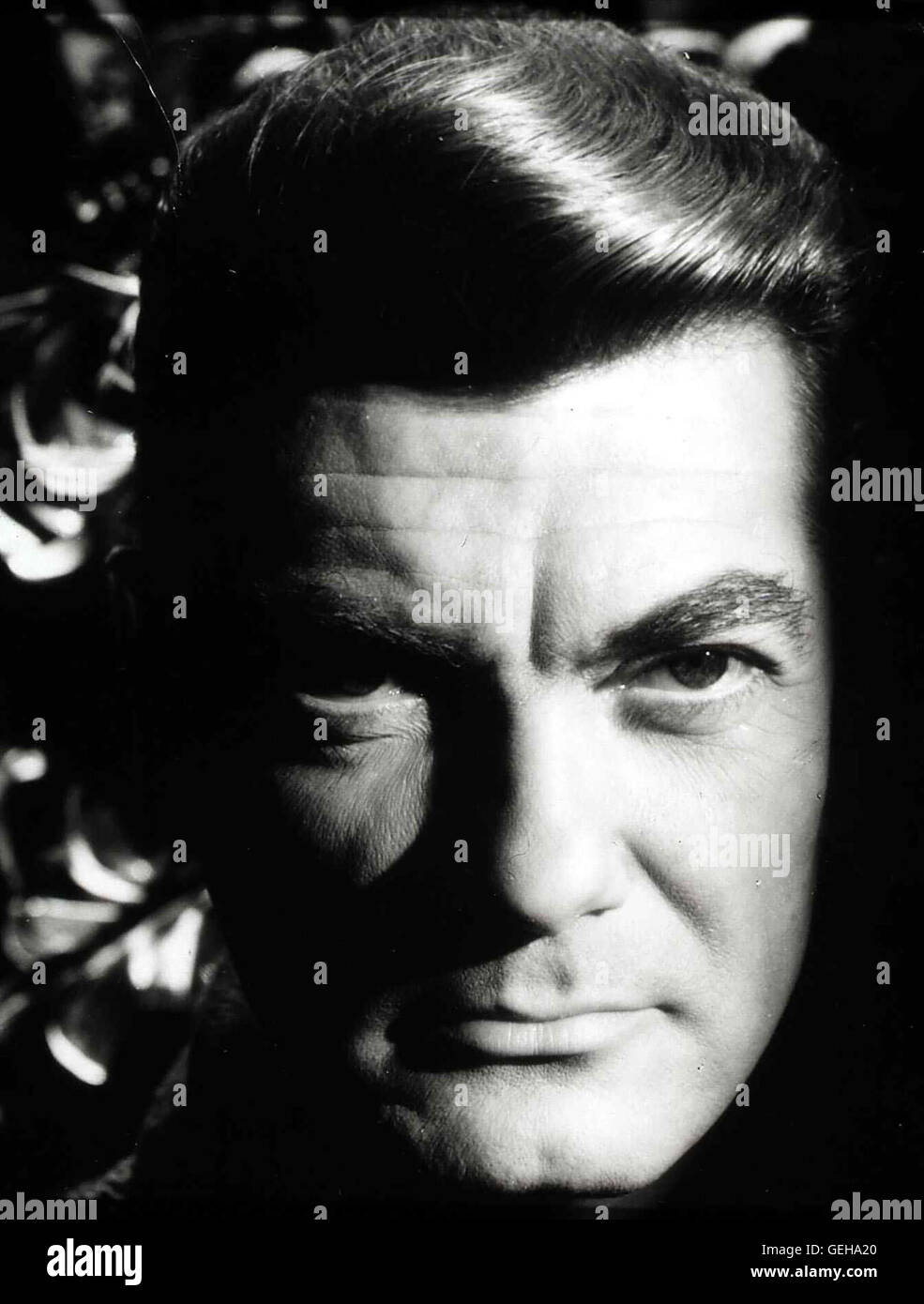 Jean Marais Als totgeglaubte Die junge Frau des berühmten Ethnologen Andre Lescaneau a Parigi auftaucht, muss sie erfahren, dass ihr Gatte vor kurzem verstorben ist. Ihr Schwager Xavier (Jean Marais) begegnet ihr mit eisiger Kälte. *** Caption locale *** 1958, Chaque Jour un figlio segreto, Jeder Tag Birgt Ein Geheimnis Foto Stock