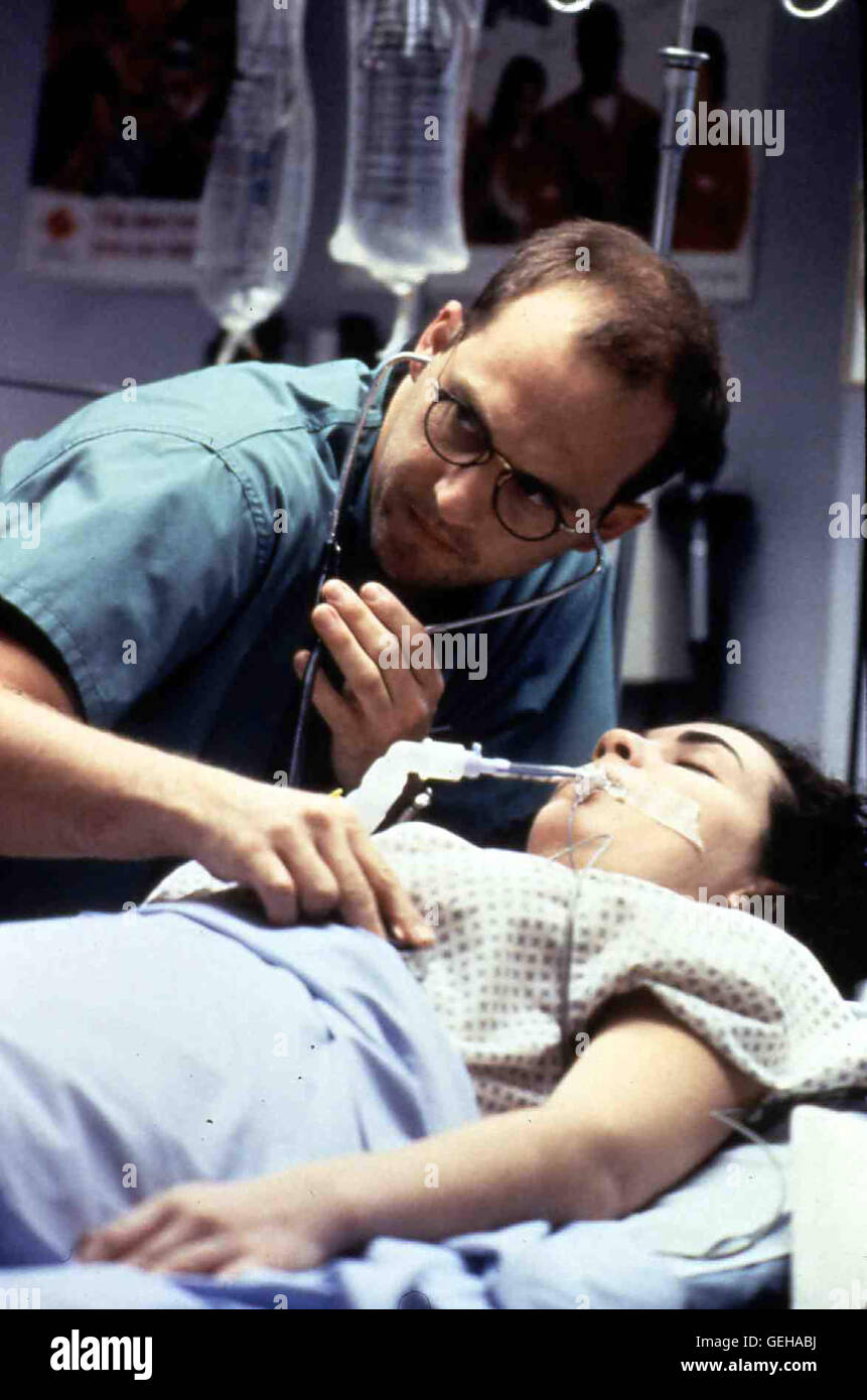 Il dottor Greene (Anthony Edwards) untersucht eine Verungueckte. *** Caption locale *** 1994, Er - Sala di emergenza, sala di emergenza Foto Stock