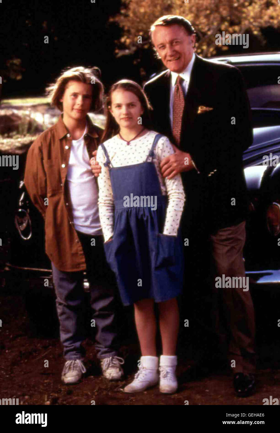 Erik von Detten, Elisabeth Moss, Robert Vaughn Als der Geschäftsmann gierige Edward bullone (Robert Vaughn,r) von ihren Kräften übernatürlichen erfährt, er Danny (Erik von Detten,l) und Anna (Elisabeth Moss) adoptieren. *** Caption locale *** 1994, ESC di Witch Mountain, Himmlische Geschwister Foto Stock