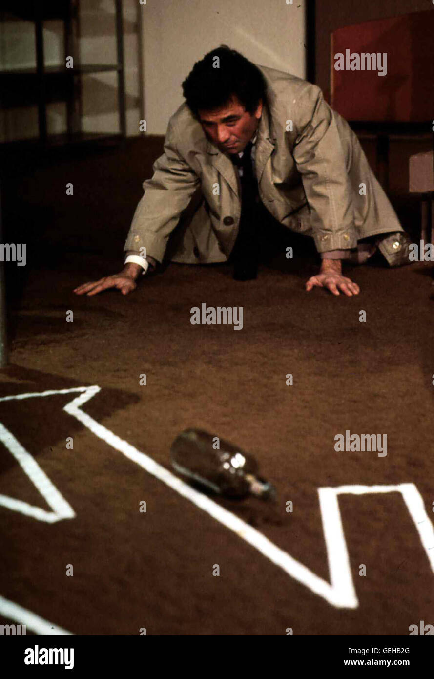 Peter Falk Lt. Columbo (Peter Falk) ermittelt wieder in einer Mordsache - ein Waffenhaendler wurde brutale getoetet. *** Caption locale *** 1977, Columbo: i cospiratori, Columbo: Waffen Des Boesen Foto Stock