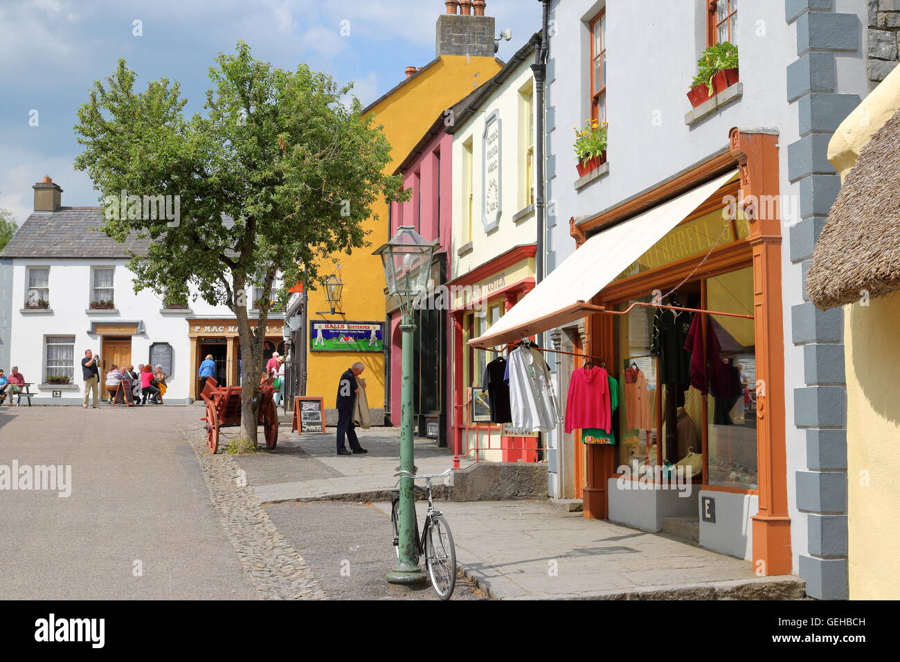 Vista del Castello di Bunratty folk park nella contea di Clare, Repubblica di Irlanda Foto Stock