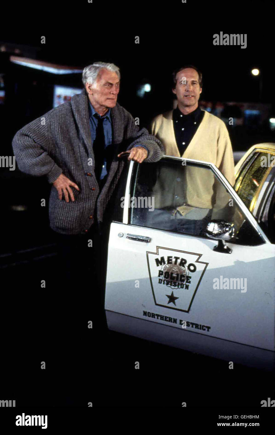 Jack Palance, Chevy Chase pietra Jack (Jack Palance,l) vom Haus der Robbersons aus den Nachbarn verdaechtigen beschatten Osborn. Dabei steht ihm Norman Robberson (Chevy Chase) gewaltig im Weg... *** Caption locale *** 1994, Cops and Robbersons, Das H Foto Stock