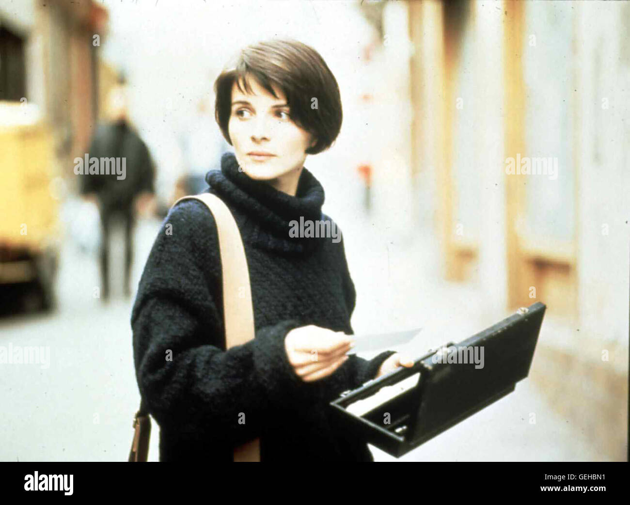 Juliette Binoche In Paris beginnt Julie (Juliette Binoche) ein neues Leben. Eines Tages hört sie jedoch auf der Strasse eine Melodie, die sie an die letzte unvollendete Komposition ihres Mannes erinnert. *** Caption locale *** 1992, Film Bleu, Drei Farben: Blau Foto Stock