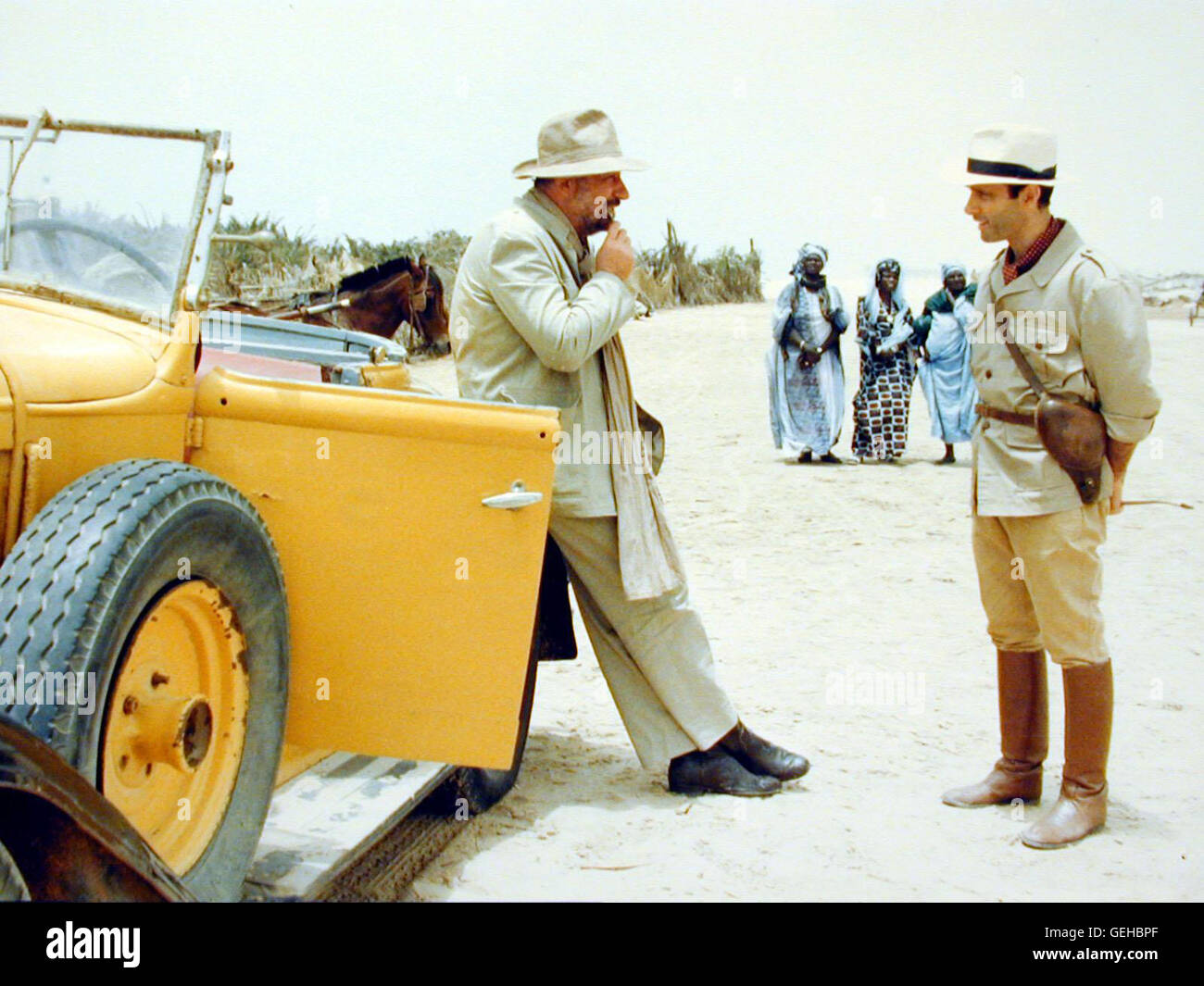 Philippe Noiret, Guy Marchand Im Jahr 1938 kommt Lucien Cordier (Philippe Noiret, l) nach Afrika. Als Polizeichef soll er in der Französischen Kolonie für Recht und Ordnung sorgen. *** Caption locale *** 1981, 1980er, degli anni ottanta, Africa Afrika, Auto Coup De Torchon, pellicola, capanna, auto, auto d'epoca, indossando un cappello, Der Saustall Foto Stock