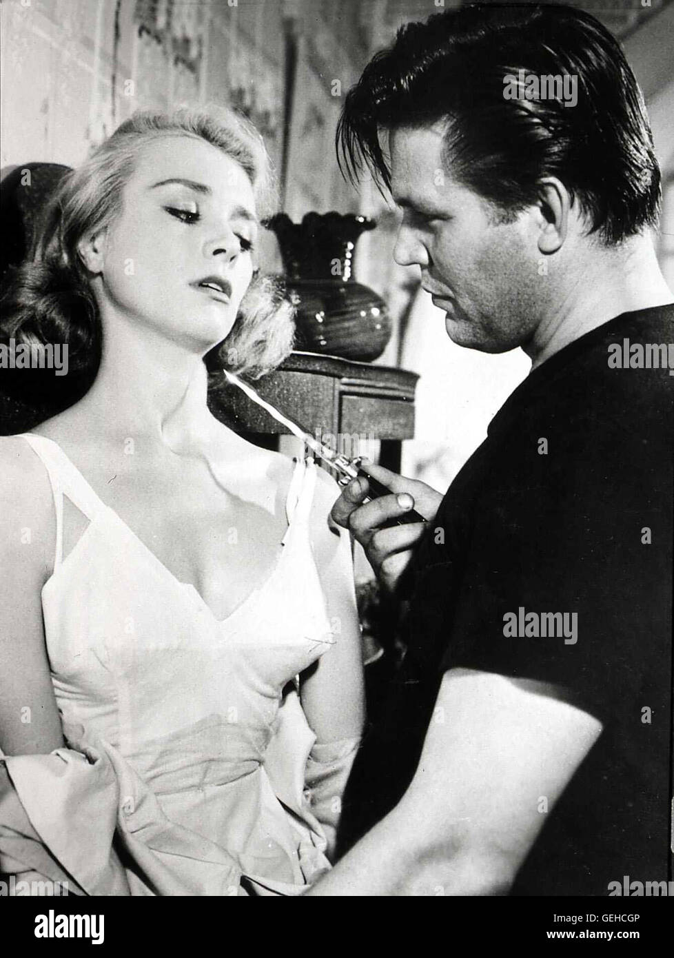 Inger Stevens, Neville Brand Joan (Inger Stevens) wird von Pauls Komplizen Steve (Neville Brand) gezwungen, das geforderte Lösegeld für die Verbrecher abzuholen ... *** Caption locale *** 1958, grido di terrore, In Händen Brutalen Foto Stock