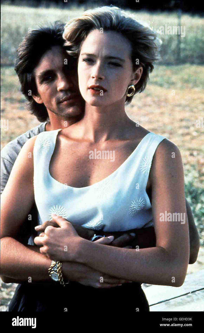 Peter Strauss, Lauren Holly Suzie Bryant (Lauren Holly) glaubt jedoch un cals (Eric Roberts) Unschuld und hilft ihm, aus dem Gerichtssaal zu fliehen. *** Caption locale *** 1991, fuggitivo tra di noi, Erbitterte Jagd Foto Stock