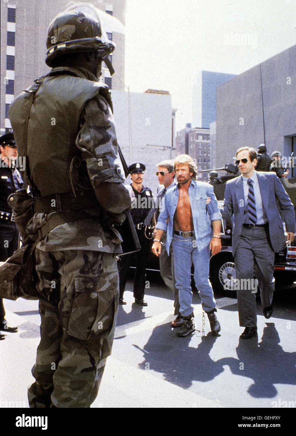 Chuck Norris Der ehemalige Geheimagent Matt Hunter (Chuck Norris, m) verhindert nach einer Welle von Terroranschlaegen in Florida eine Invasion der USA durch Exil-Kubaner und internationale Terroristen. *** Caption locale *** 1985, invasione Usa - Hr-Foto Foto Stock