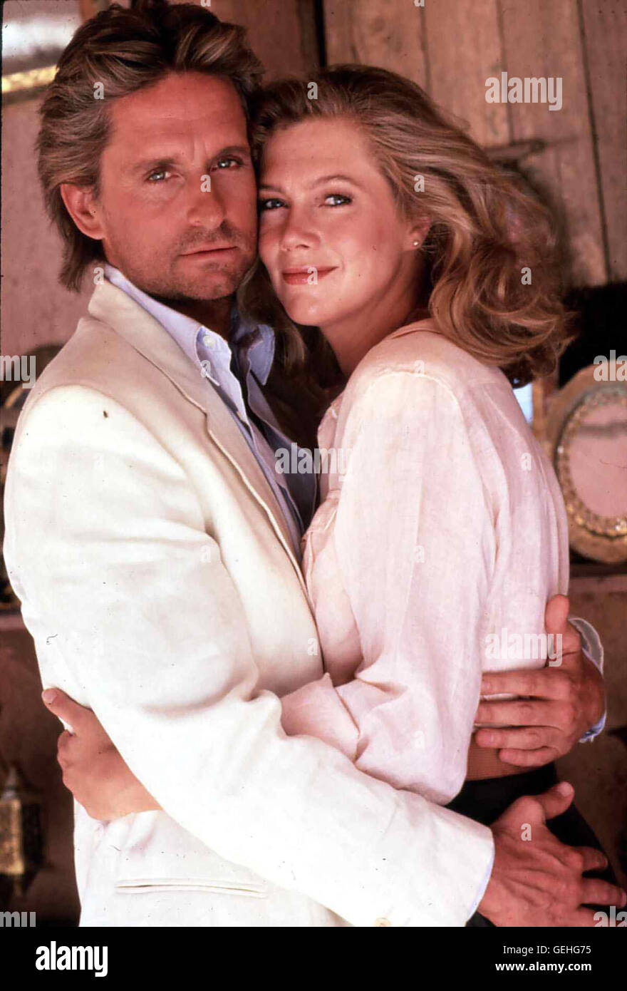 Michael Douglas e Kathleen Turner Abenteuer-Autorin Joan (Kathleen Turner) wird von Scheich Omar entfuehrt. Nur mit Muehe gelingt es Jack (Michael Douglas), sie zu befreien. *** Caption locale *** 1985, gioiello del Nilo, Auf Der Jagd Nach Dem Juwel Foto Stock