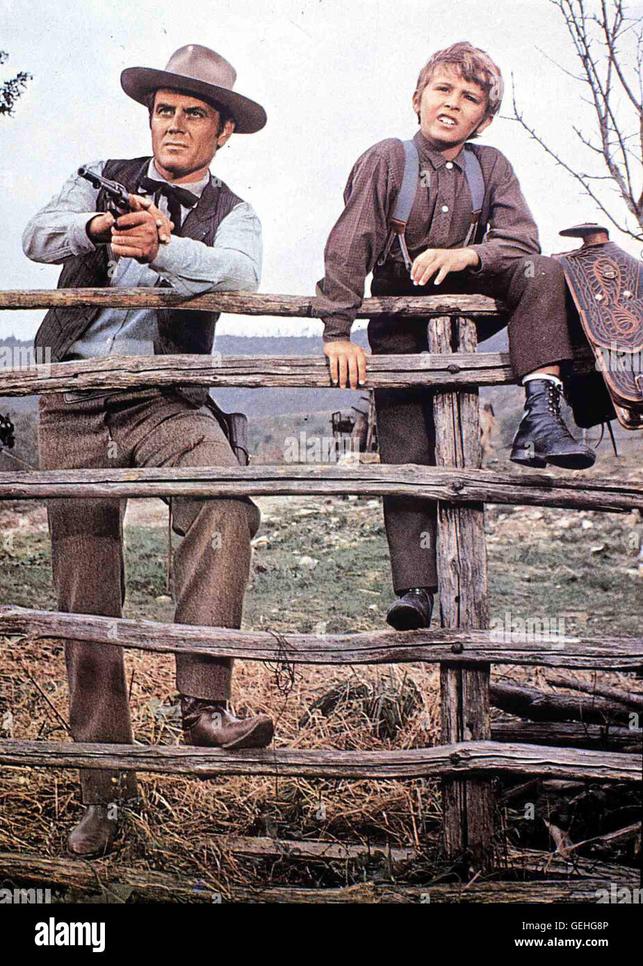 Mark Damon Kopfgeldjaeger Ringo (Mark Damon) muss sich gegen feindlich gesinnte Banditen zur Wehr setzen. *** Caption locale *** 1966, Johnny Oro, Ringo mit den Goldenen Pistolen Foto Stock