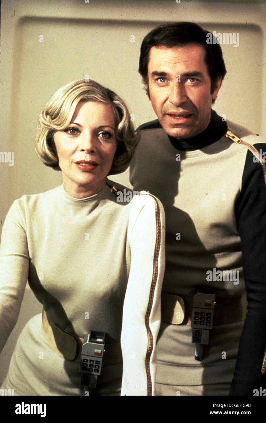 Barbara Bain, Martin Landau Nach einer schrecklichen esplosione rast die Mondbasis Alpha manövrierunfähig auf einen gewaltigen Planeten zu. Il comandante Koenig (Martin Landau erklärt Dott.ssa Helena Russell (Barbara Bain), dass er den Mond durch weitere Explosionen vom Kurs abbringen sarà.Caption locale *** 1982, Viaggio attraverso le sole nero, Sole Nero - Der Todesplanet Greift Ein Foto Stock