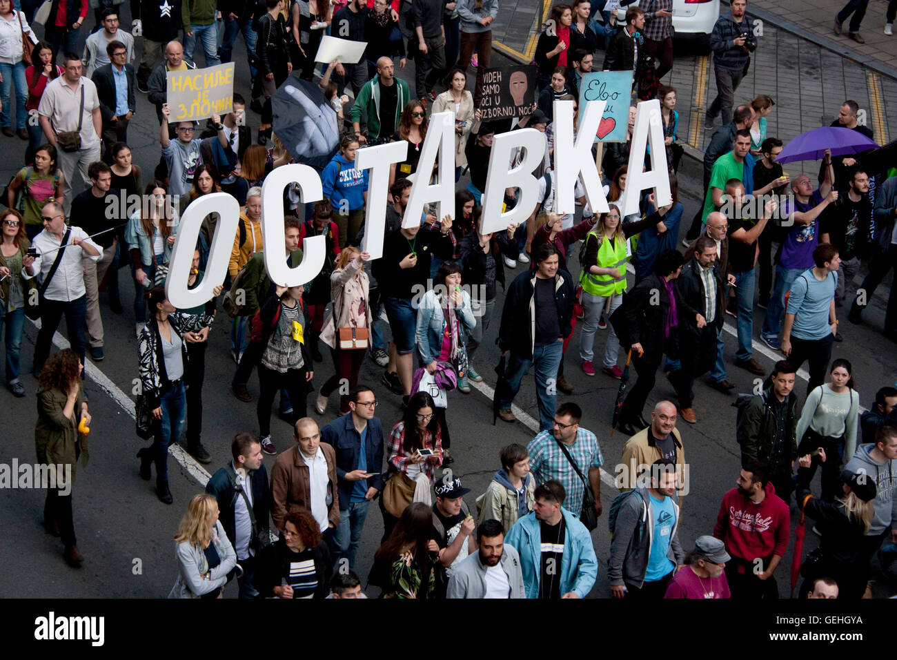 A Belgrado, in Serbia - Maggio 25, 2016, la protesta contro il governo di Belgrado Waterfront e il recente successo nel Savamala. Le persone sono holding lettera Foto Stock