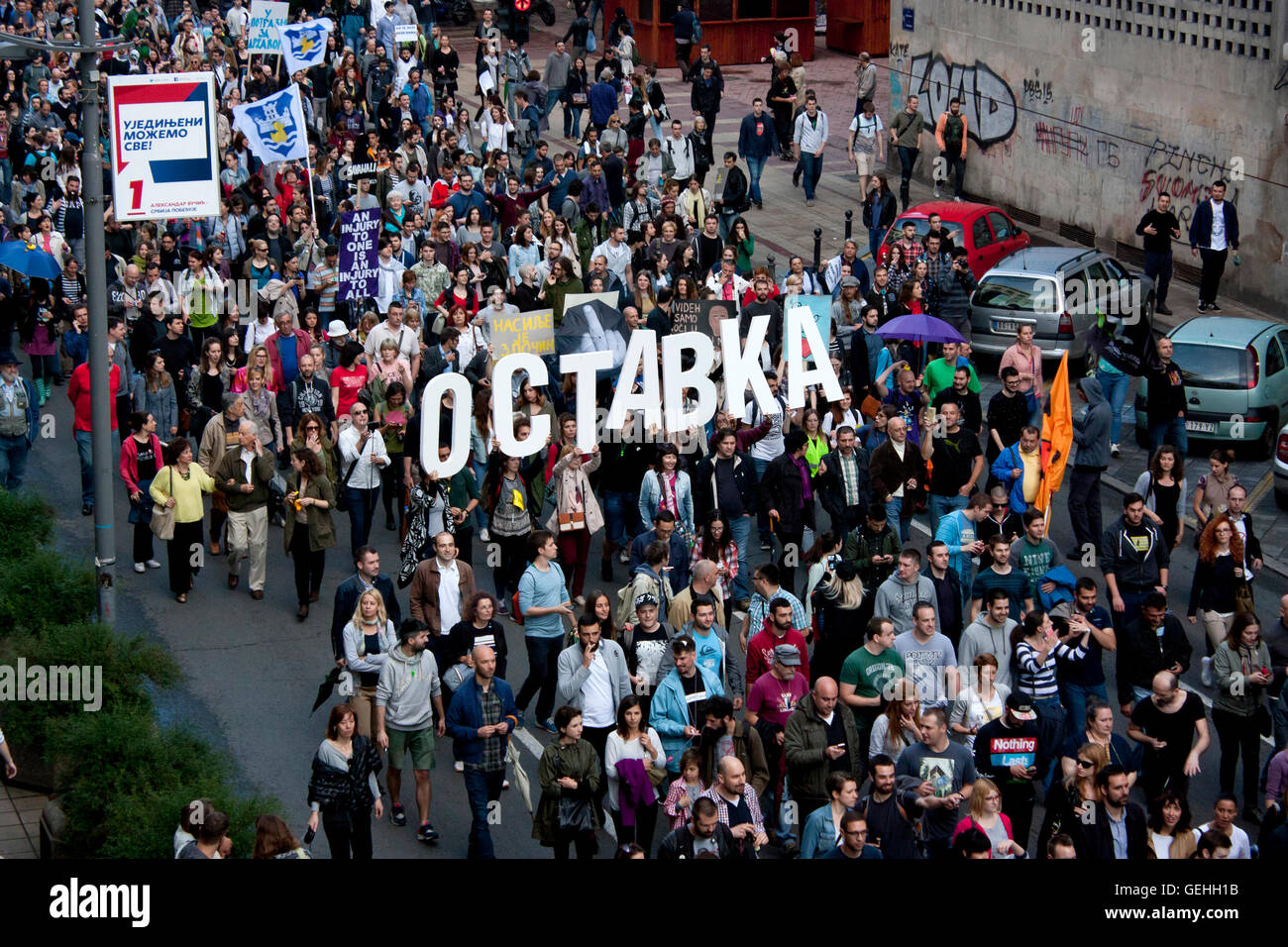 A Belgrado, in Serbia - Maggio 25, 2016, la protesta contro il governo di Belgrado Waterfront e il recente successo nel Savamala. Le persone sono holding lettera Foto Stock