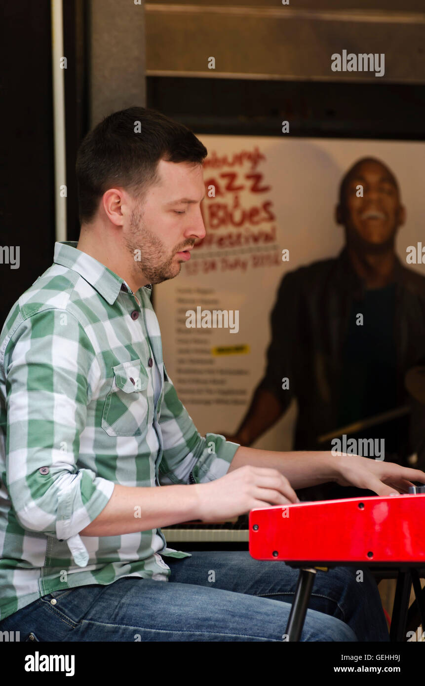 Robert Harrison, keyboard player con la band funk James Brown è Annie che suona all'Edinburgh Jazz Festival. Foto Stock