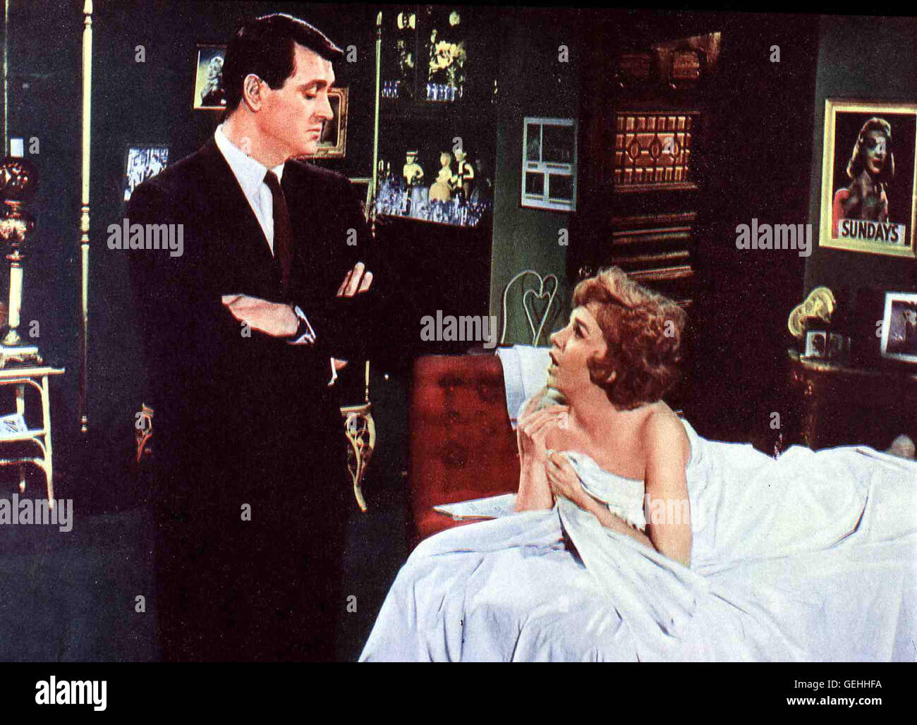 Rock Hudson, Edie Adams Jerry Webster (Rock Hudson) verspricht Rebel Davis (Edie Adams) zum Star con sciabica neuen Werbekampagne zu machen, wenn sie vor dem Werbefachverband nicht gegen ihn aussagt. *** Caption locale *** 1961, amante Torna, Ein pigiama fuer Foto Stock