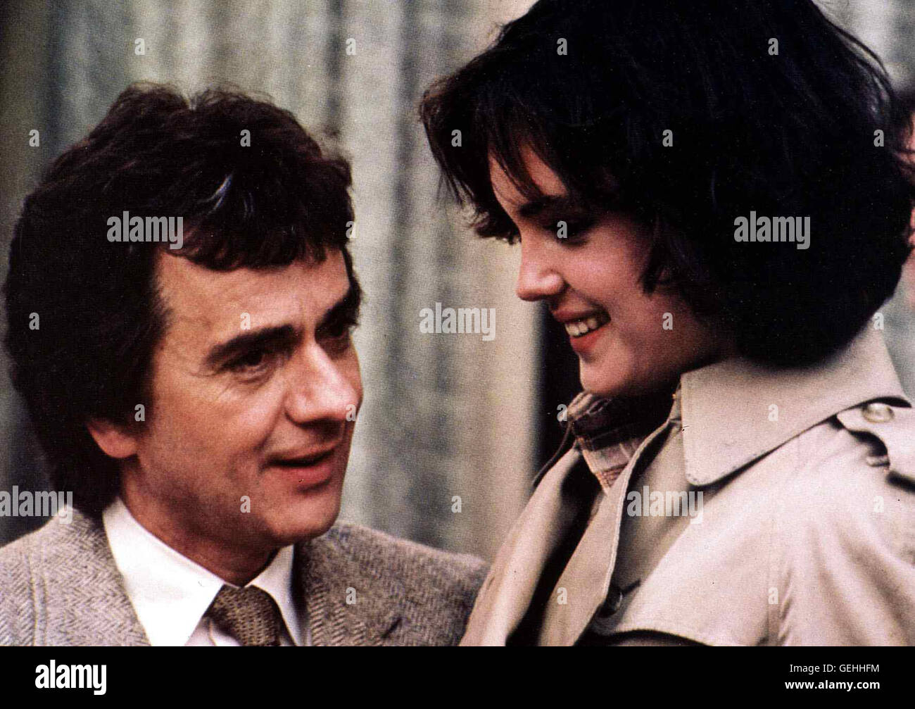 Dudley Moore, Elizabeth McGovern Psychiater Saul Benjamin (Dudley Moore) verliebt sich in seine Patientin Chloe Allen (Elizabeth McGovern). *** Caption locale *** 1983, Lovesick, Lovesick - Der Liebeskranke Psychiater Foto Stock