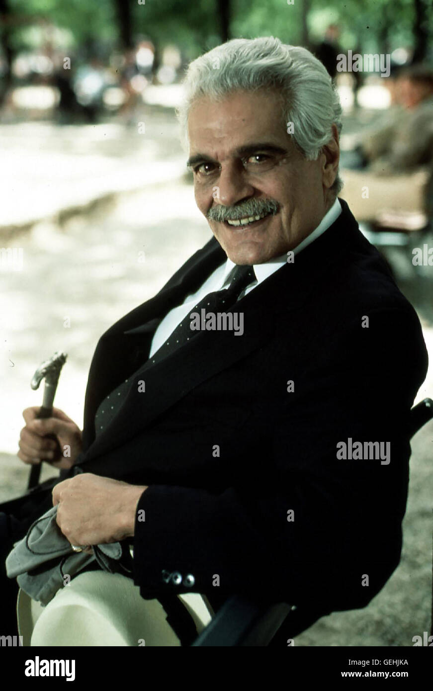 OMAR SHARIF, 1992 il marchese de Chassagne (Omar Sharif) beschliesst Sig.ra Harris zu helfen. *** Caption locale *** 1992, 1990er, degli anni novanta, pellicola, la signora Harris va a Parigi, Schnauzbart, baffi, ritratto, Das Schoenste Kleid der Welt Foto Stock