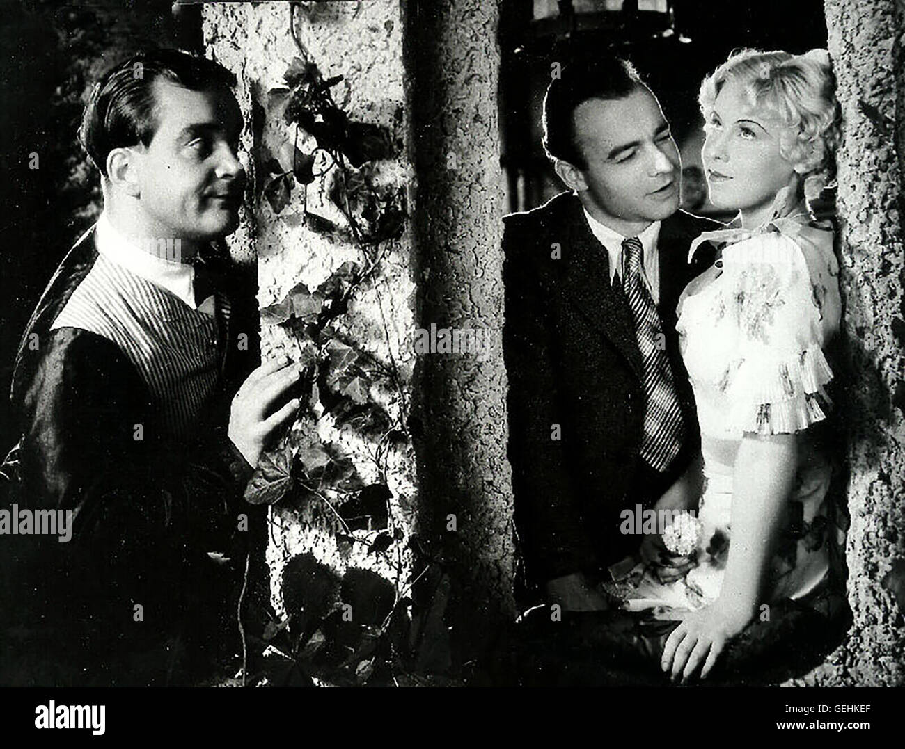 Rudolf Carl Heinz Rühmann, Charlotte Daudert Diener Karl (Rudolf Carl) freut sich, dass die Tochter sciabiche Herrn, Dolly (Charlotte Daudert) mit Musikwissenschftler Ippolito (Heinz Rühmann) gluecklich wird. *** Caption locale *** 1934, Frasquita, Frasquita Foto Stock