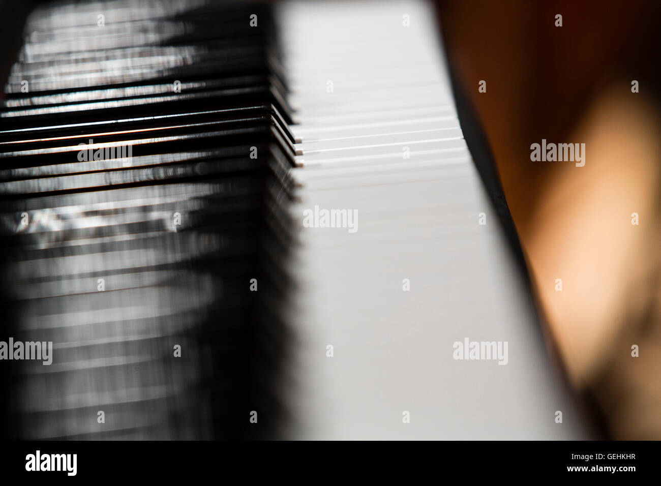 Extreme close up di una tastiera di pianoforte. Foto Stock