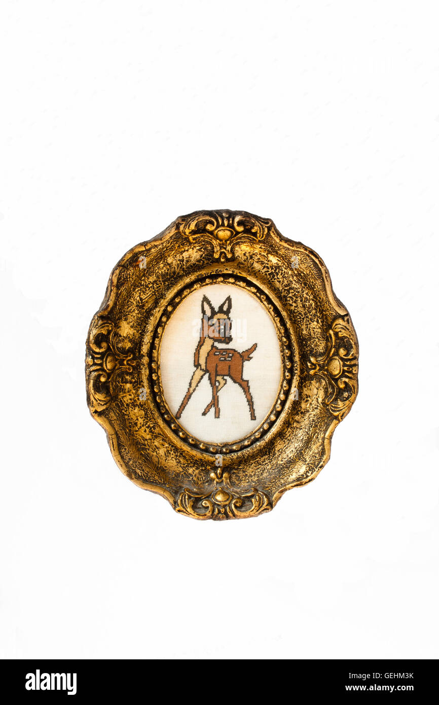 Arazzo di un cervo vitello nella rustica cornice di bronzo Foto Stock