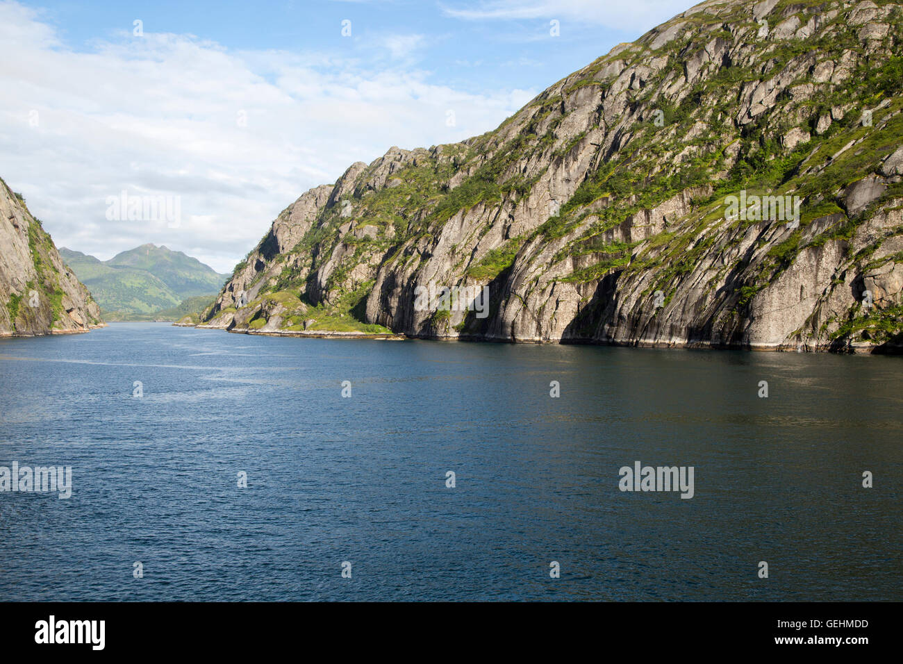 Ripide facciate trogolo glaciale fiordo di Trollfjorden, Isole Lofoten, Nordland, settentrionale, Norvegia Foto Stock