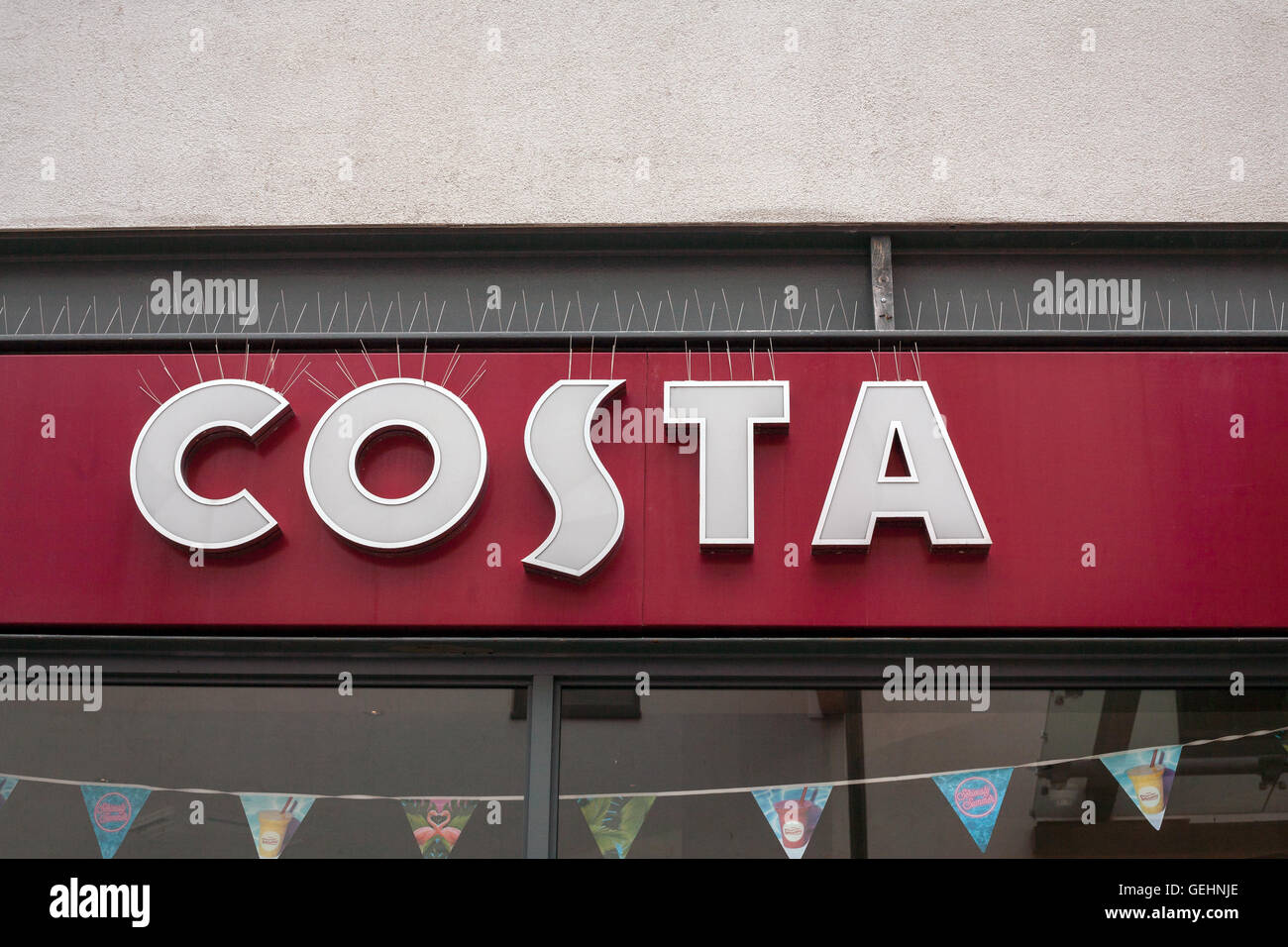 SAINT Austell, Cornwall, Regno Unito - 9 Luglio 2016: la parte esterna di una Costa Coffee shop on luglio 9th, 2016 in St Austell, Regno Unito Foto Stock