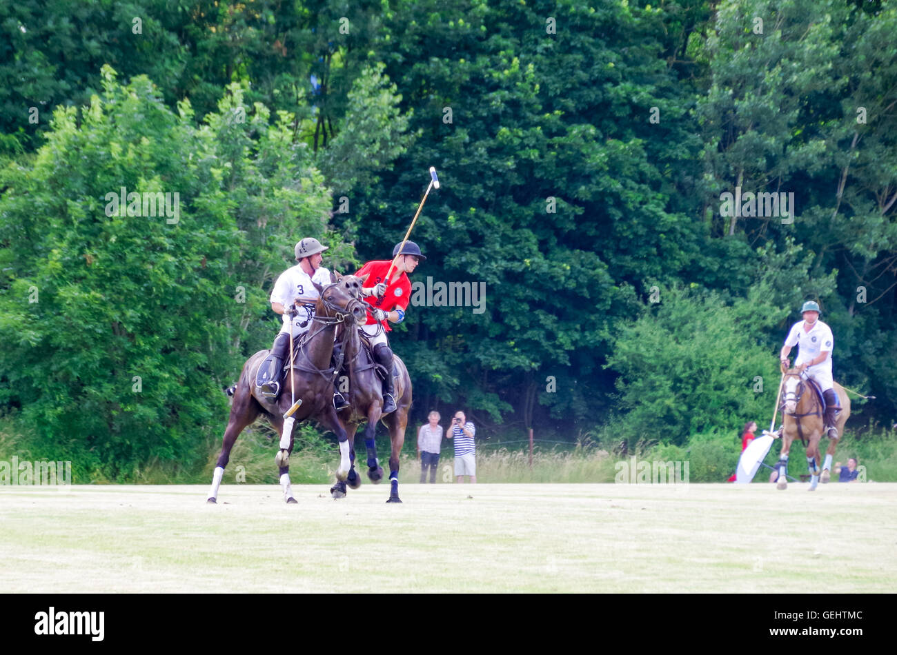 Giocatori di Polo cercando di evitare la collisione durante un torneo di polo in Lussemburgo, 2016 Foto Stock