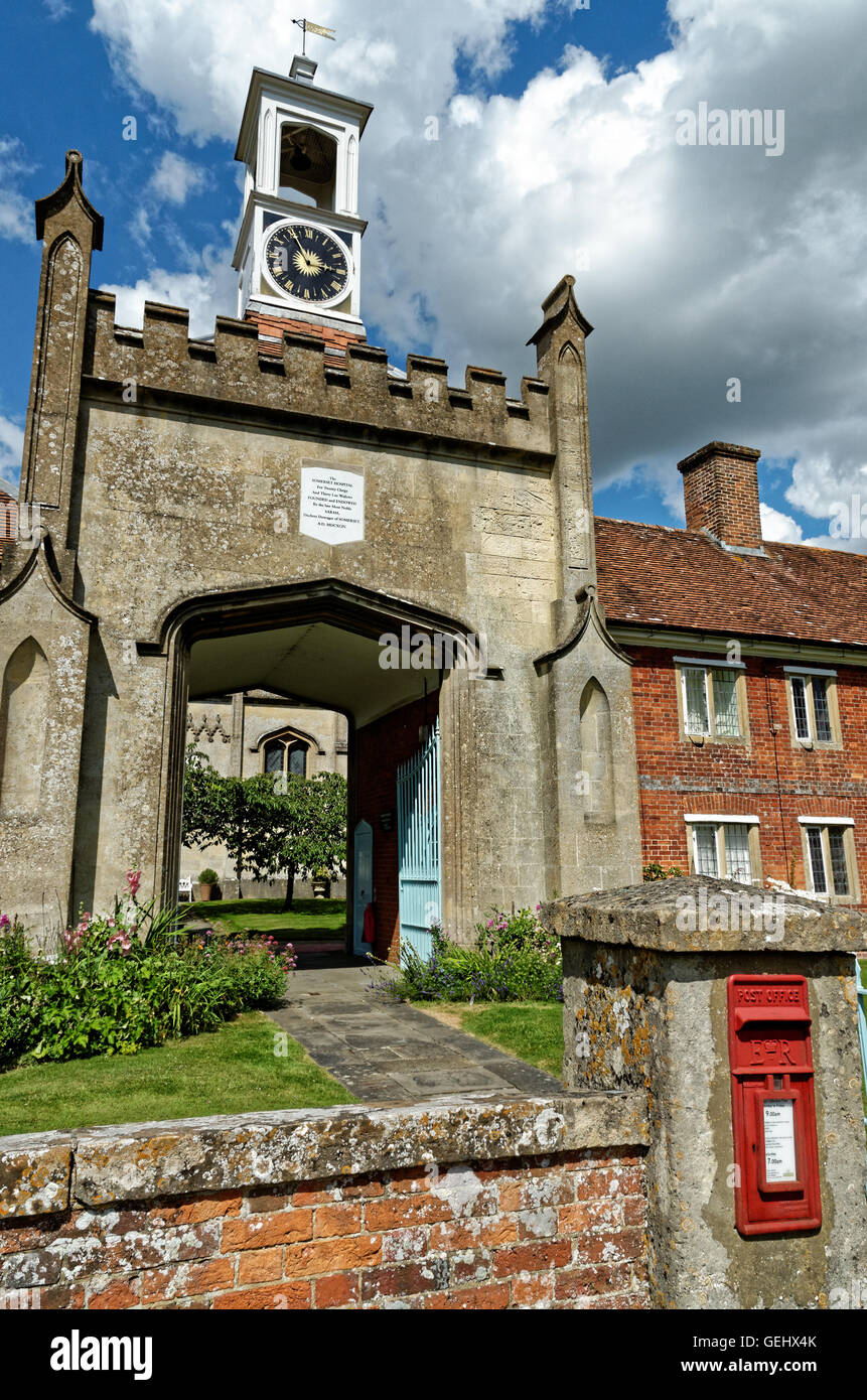 Arco e la torre dell orologio presso gli ospizi di carità a Froxfioeld vicino a Marlborough Wiltshire Foto Stock