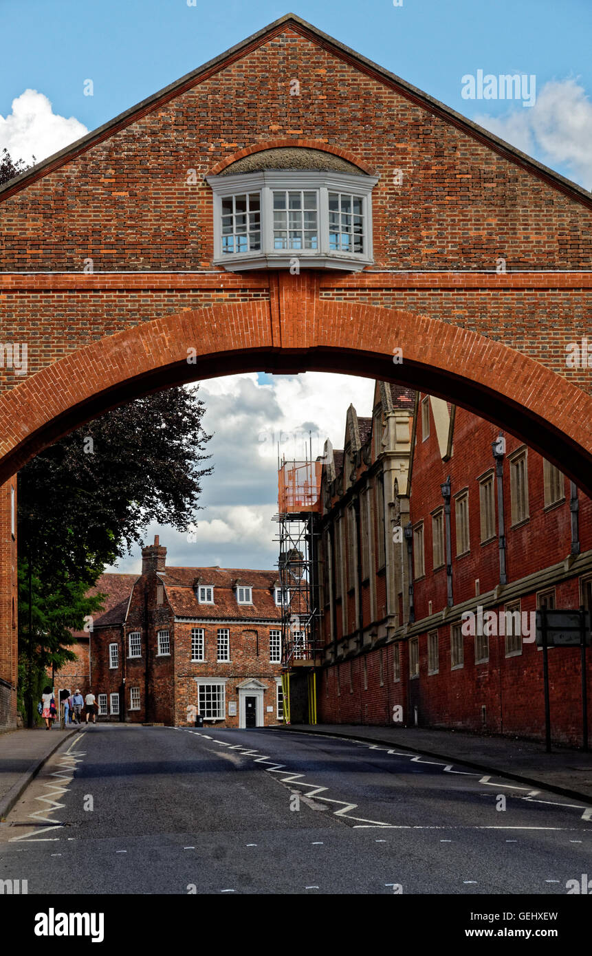 Ponte sulla strada che collega Marlborough College Foto Stock